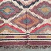 Tapis kilim en toile de jute et coton. 155cm x 270cm