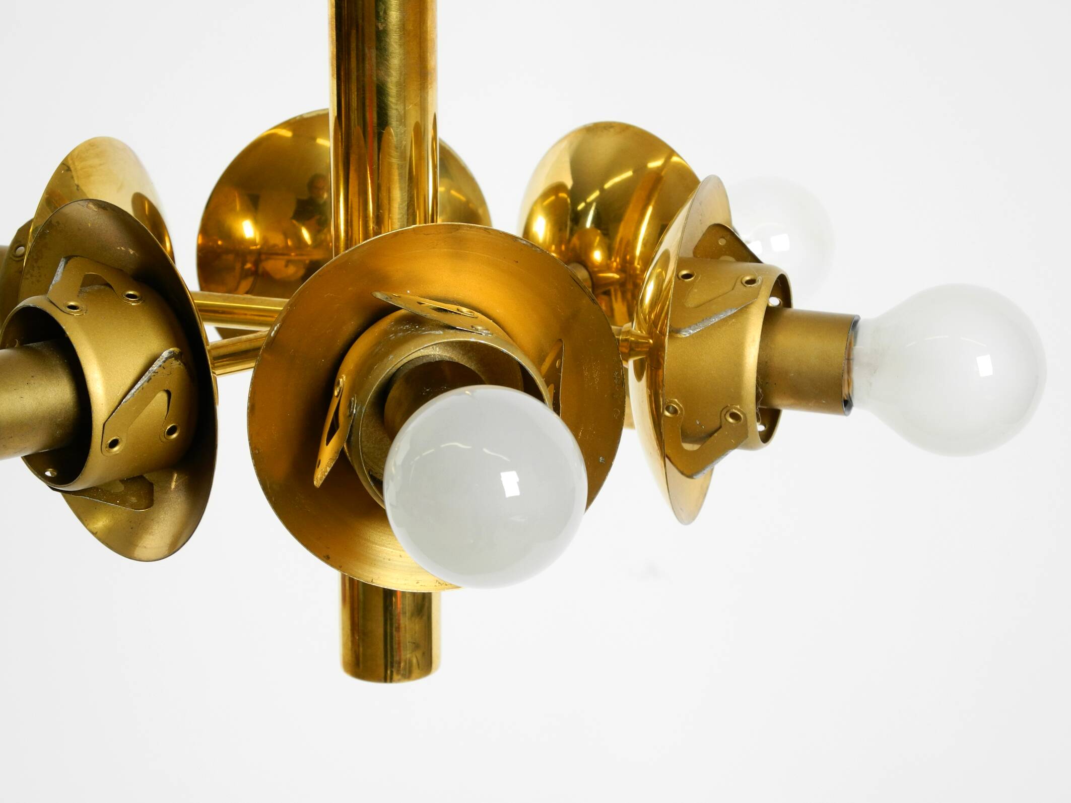 Suspension en laiton Kaiser Leuchten des années 1960 avec 6 abat-jours en verre opale.