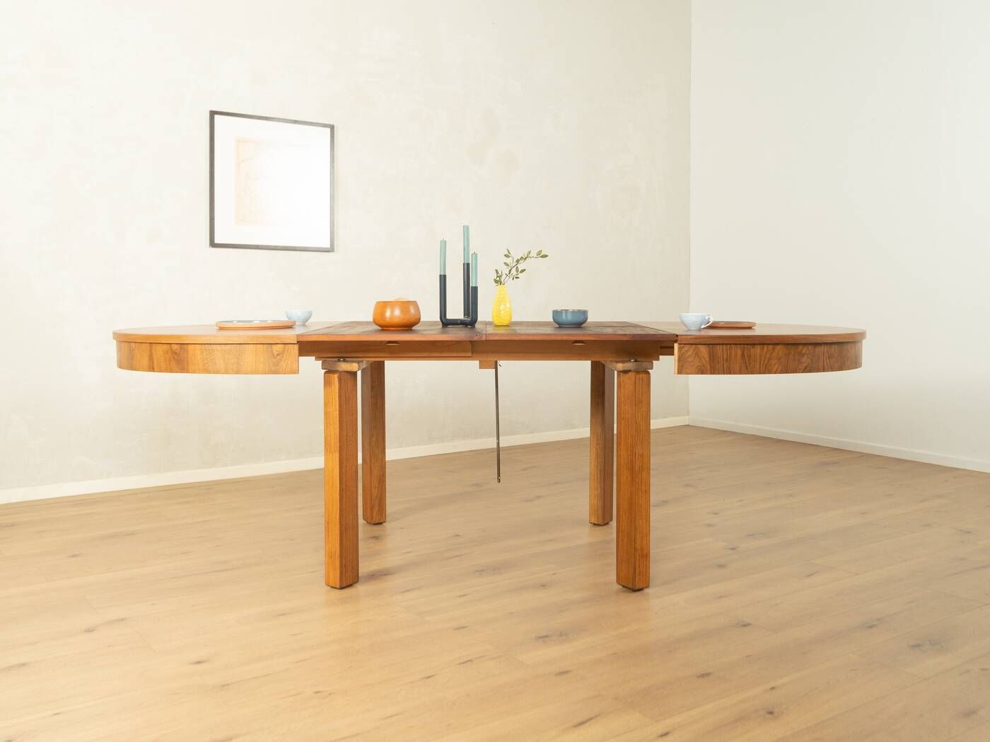 Elegant extendable dining table by Ruscheweyh, 1930s, walnut