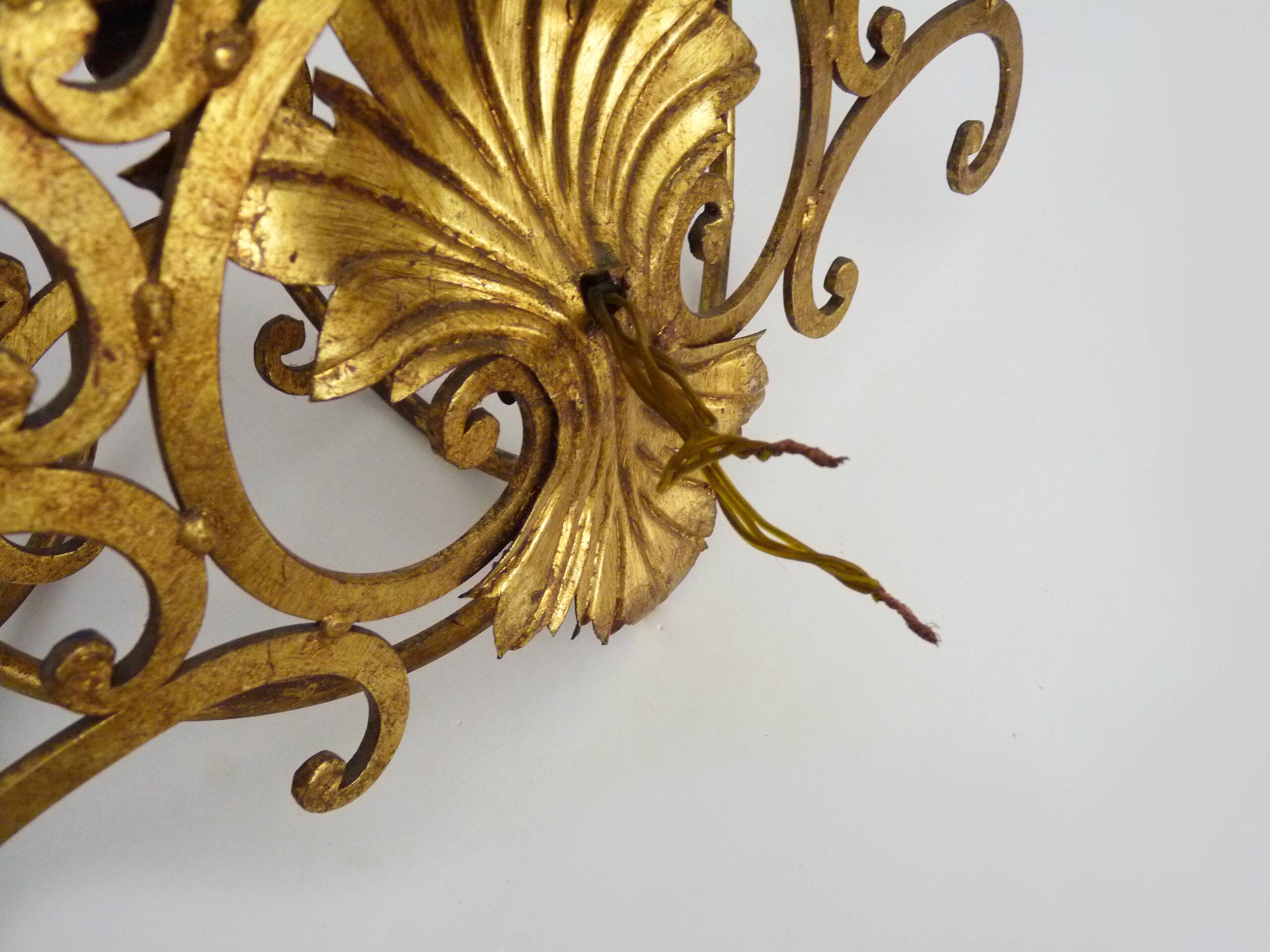 Large pair of Italian wall sconces in gilded wrought iron, 3 lights. 50