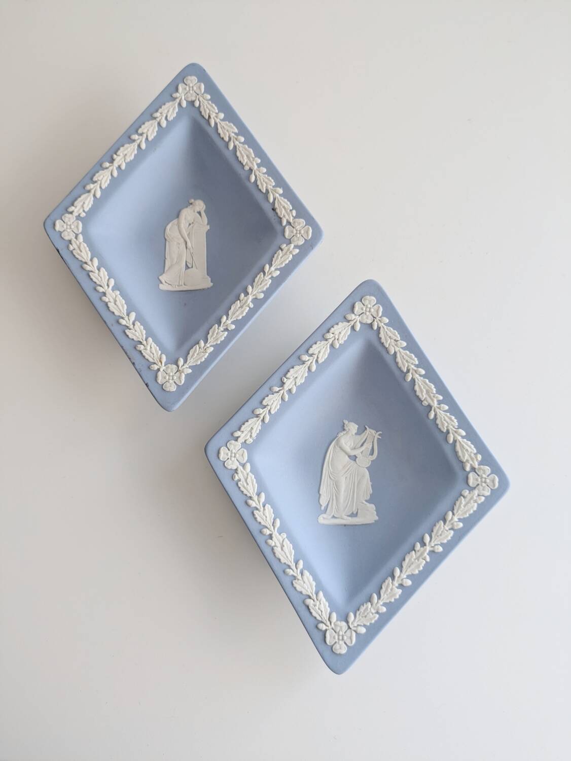 Lot of 2 Wedgwood 1955 pocket emptiers. In very good condition.