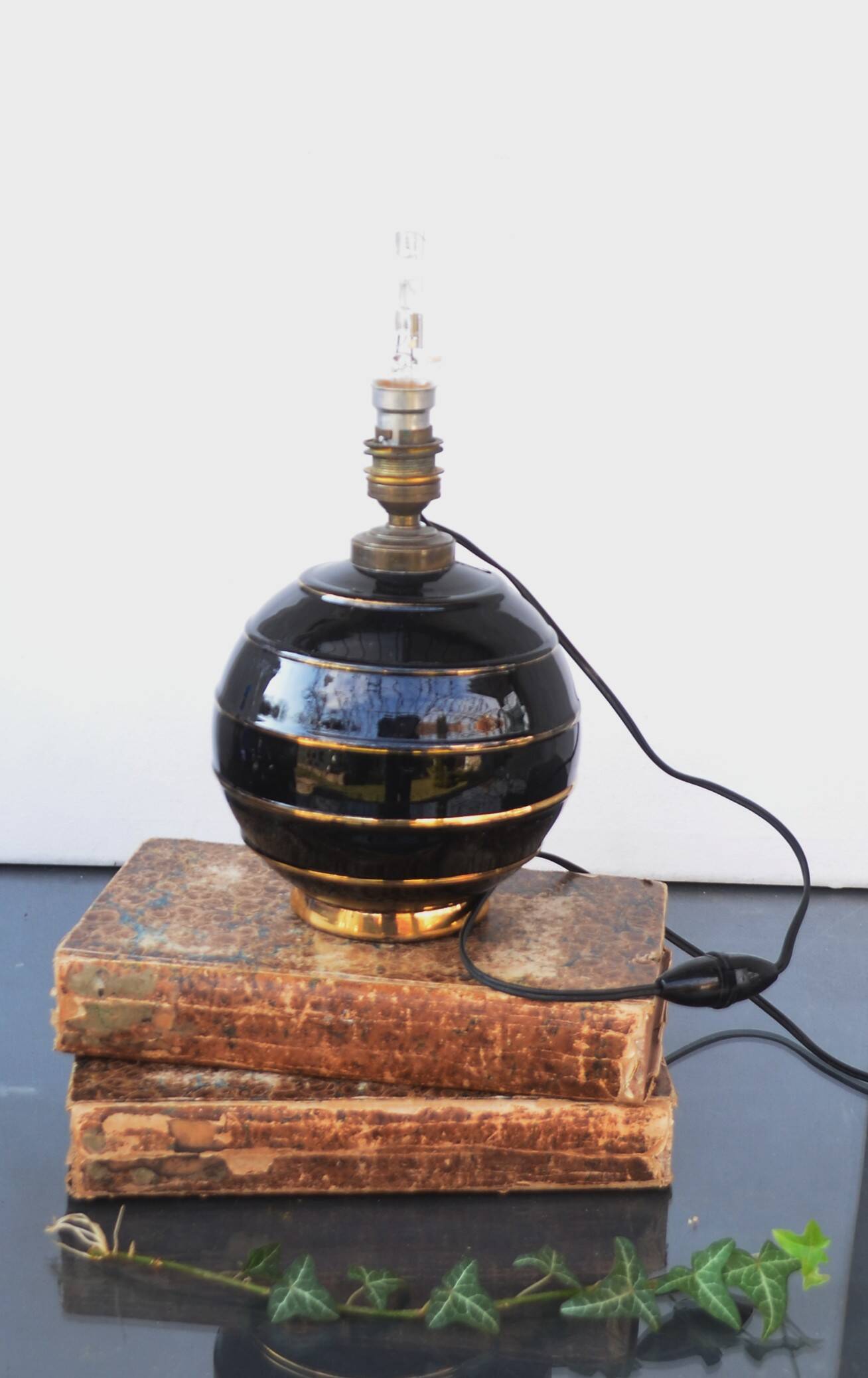 Lampe de table Sphère Noire dans le style de Jacques Adnet