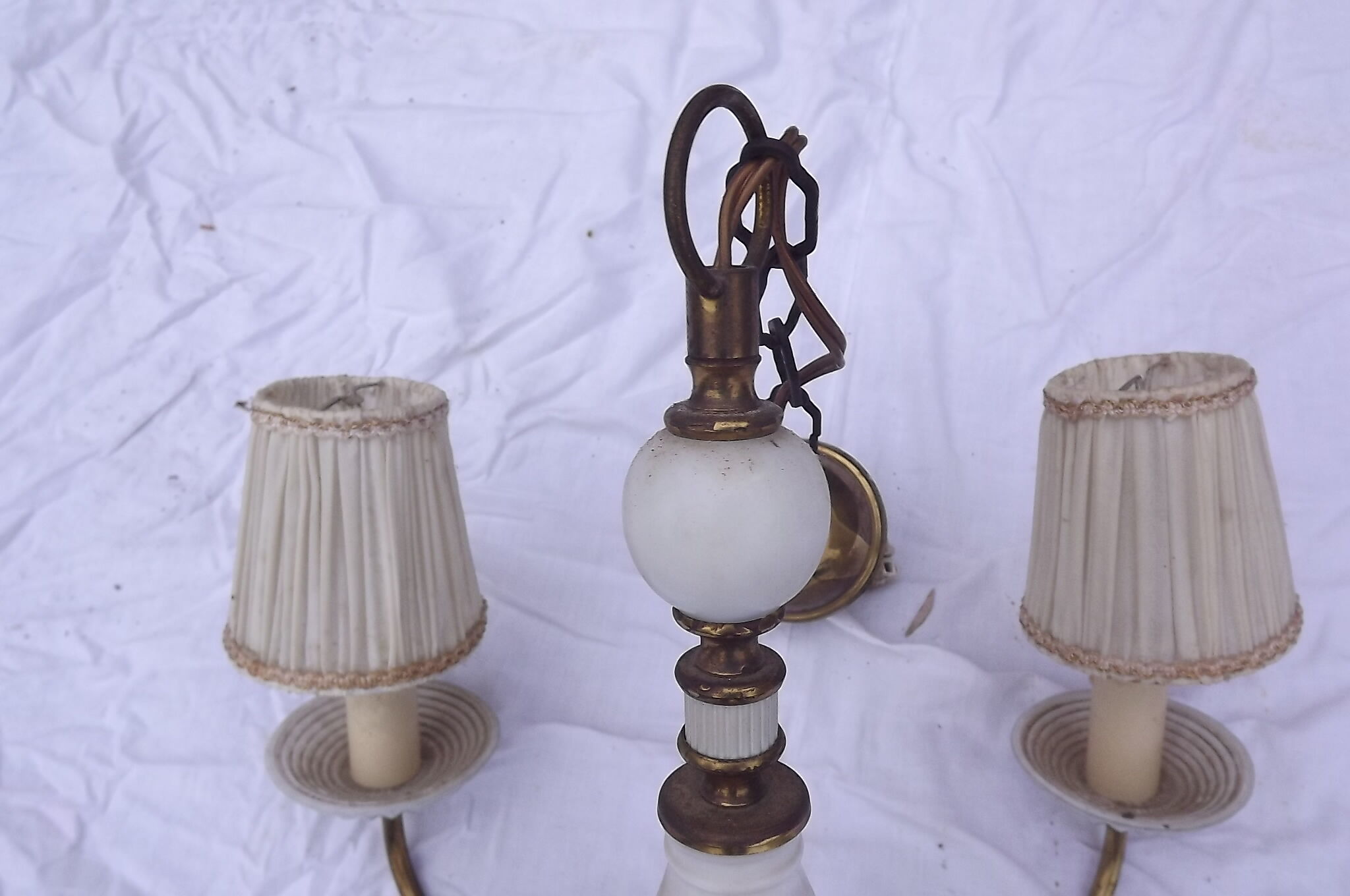 Lustre à 4 branches en métal doré et opaline