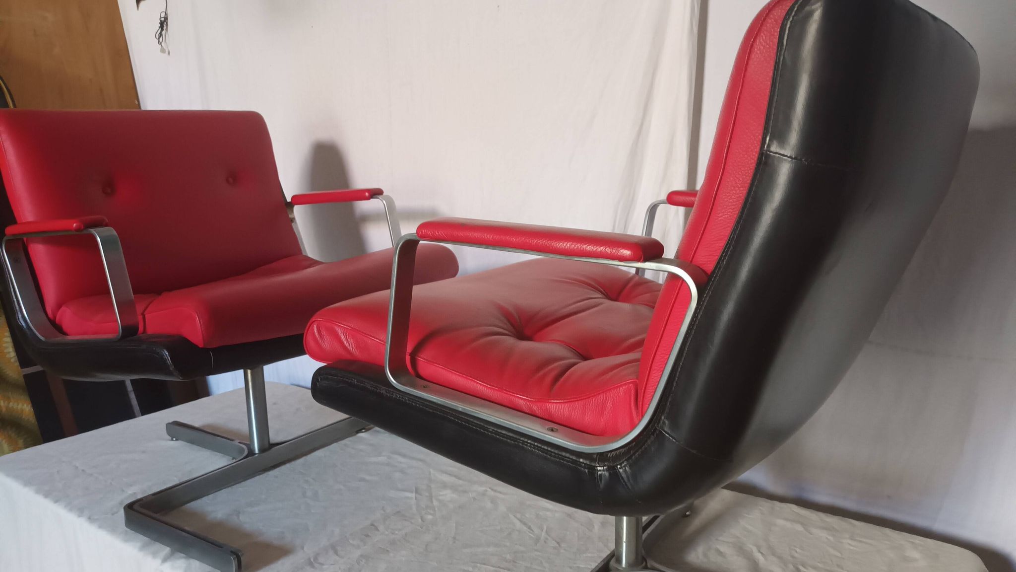 Paire de fauteuil en cuir de Raphael Raffel des années 70