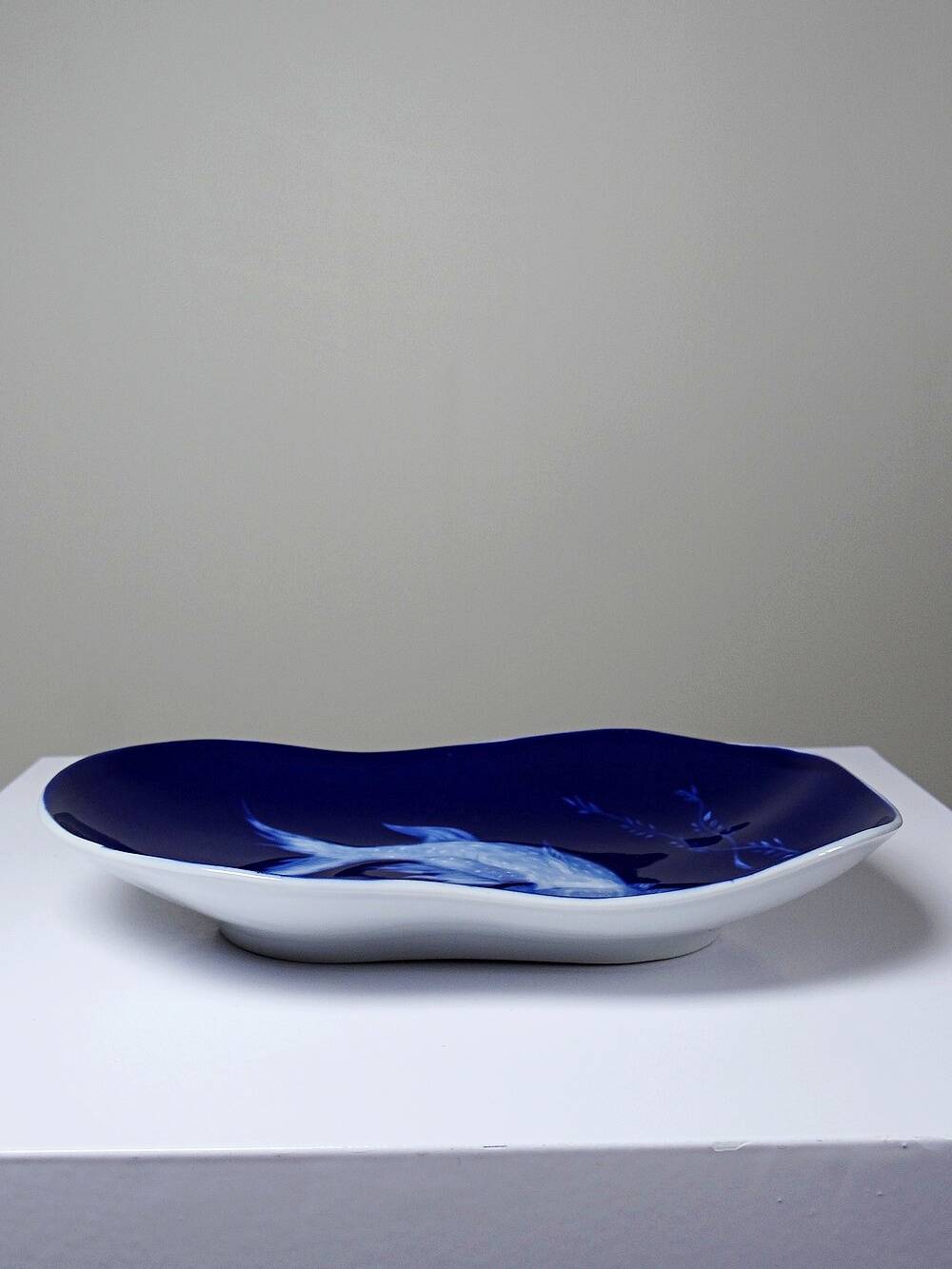 Vide-poche porcelaine émaillée bleu de four Limoges décor poisson japonisant
