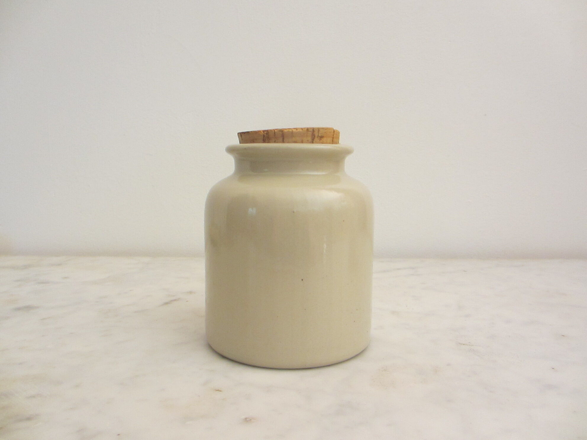 2 Stoneware pots with crusted cork stopper