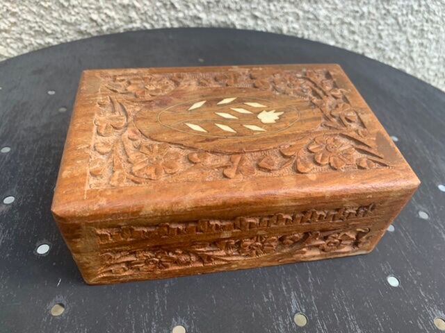 Jewelry box or card box in chiseled wood and vintage mother-of-pearl