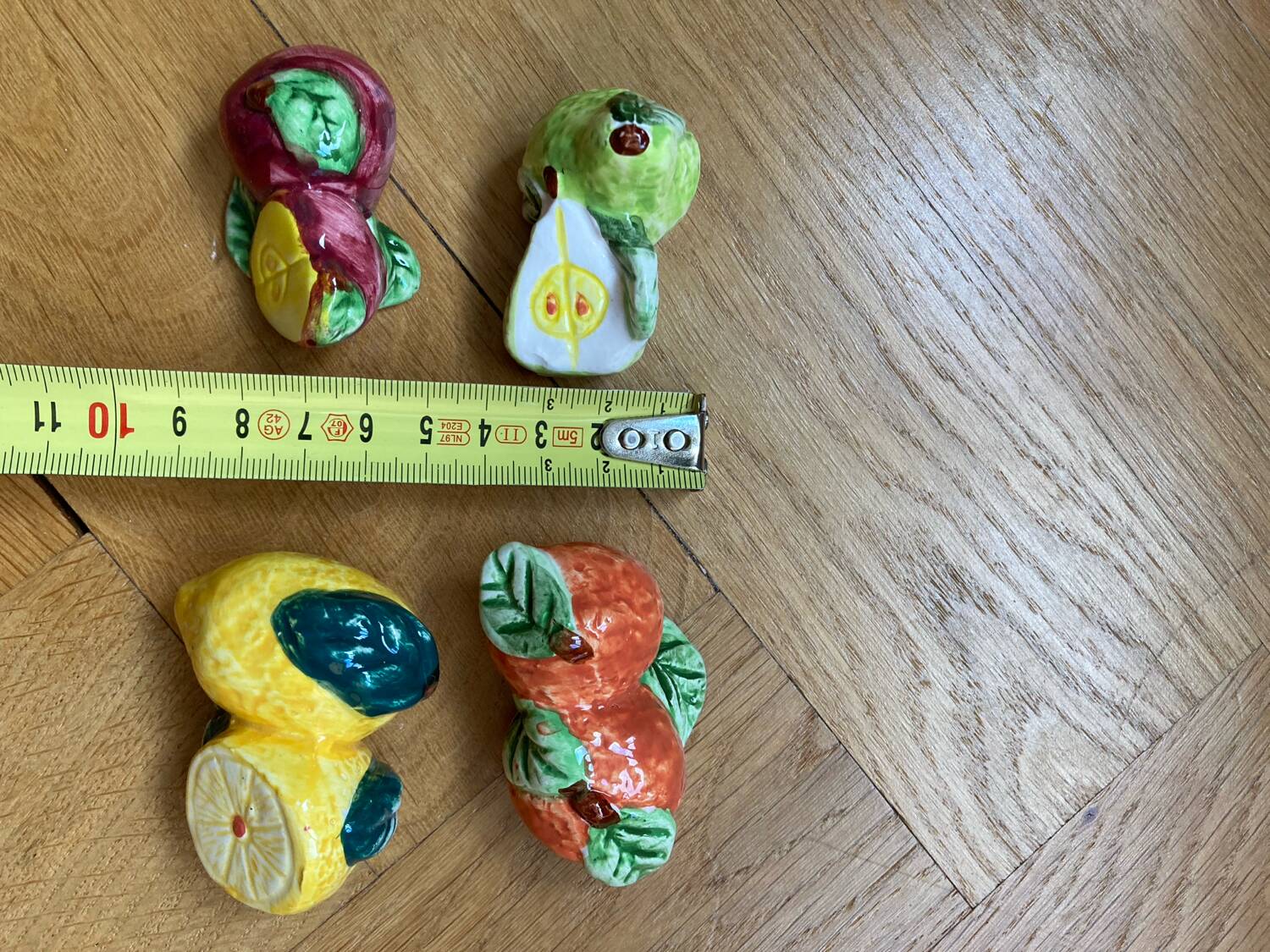 Ceramic fruit knife holder