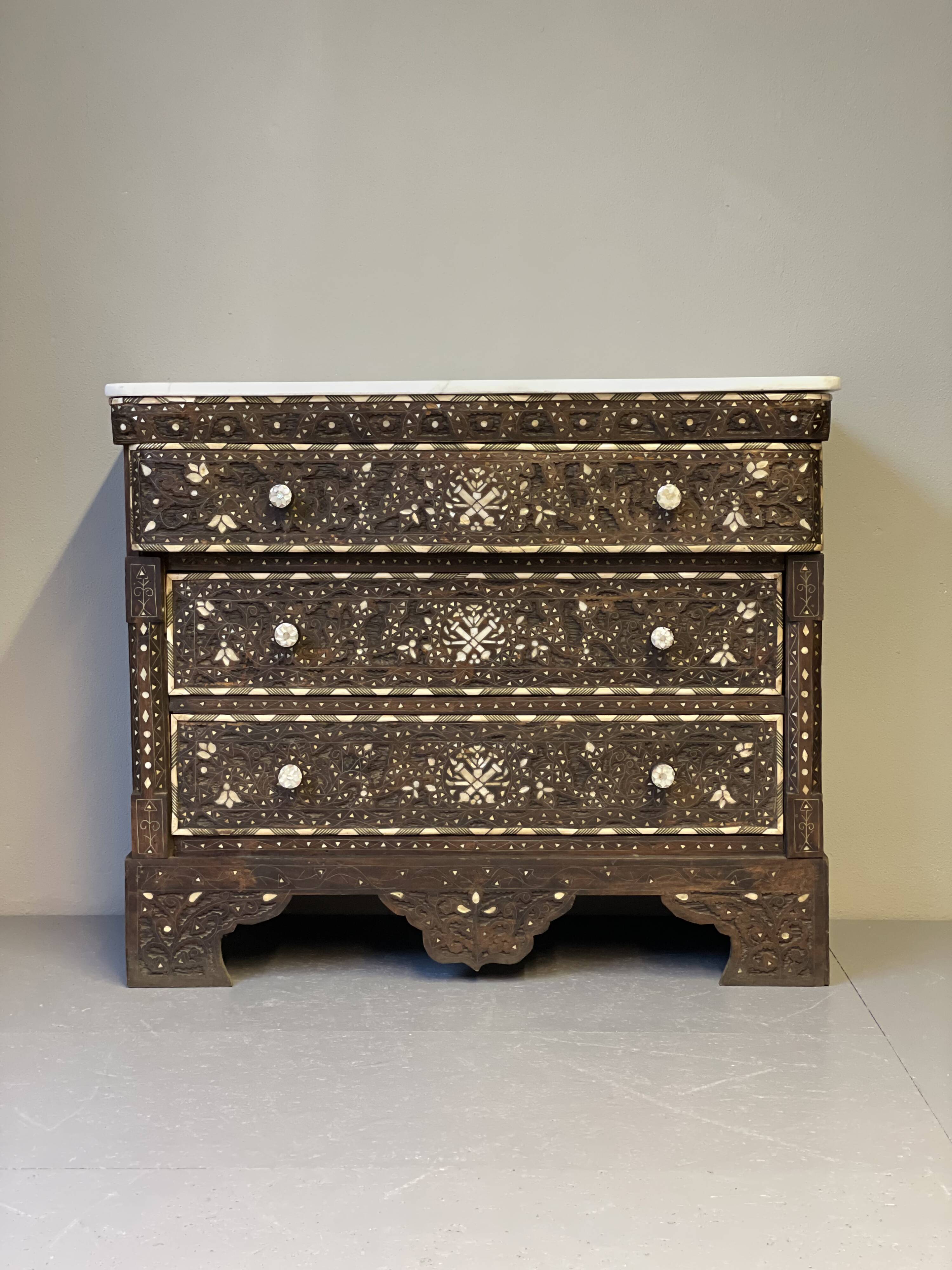 Coffre de mariage syrien avec incrustations de nacre et plateau en marbre, milieu du siècle