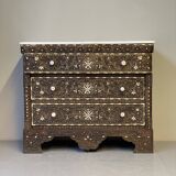 Coffre de mariage syrien avec incrustations de nacre et plateau en marbre, milieu du siècle