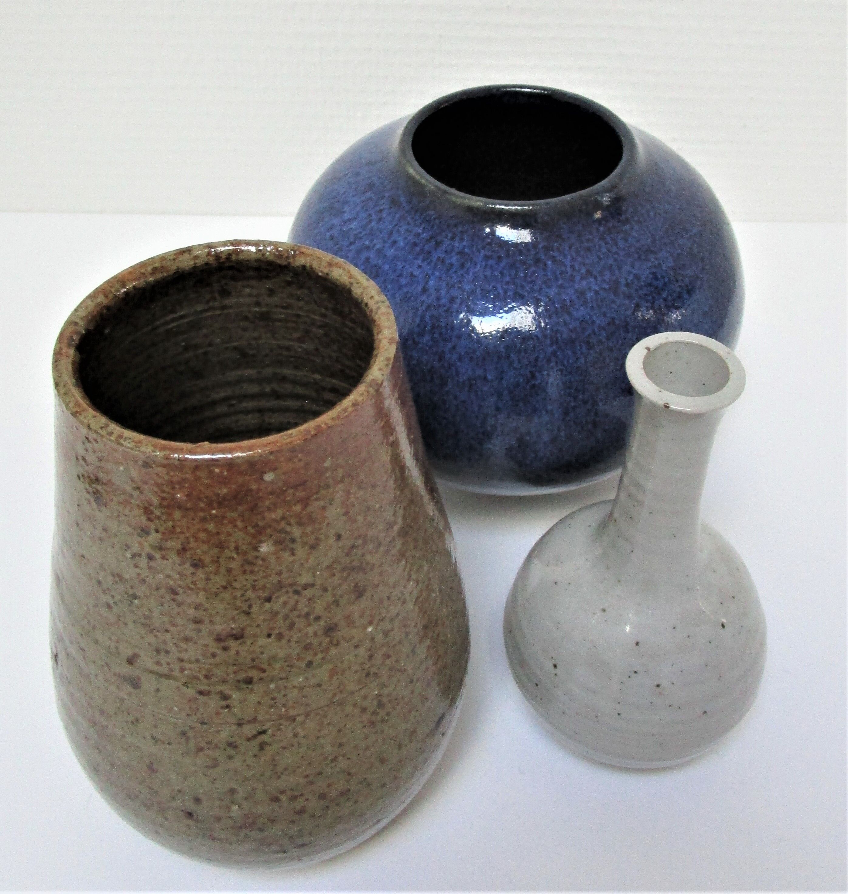 Trio de vases en grès émaillé bleu brun et blanc