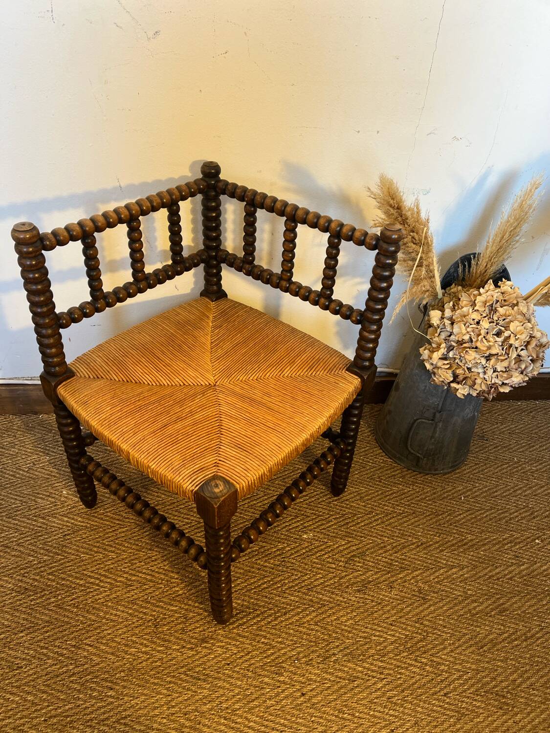 Corner chair in turned wood and straw