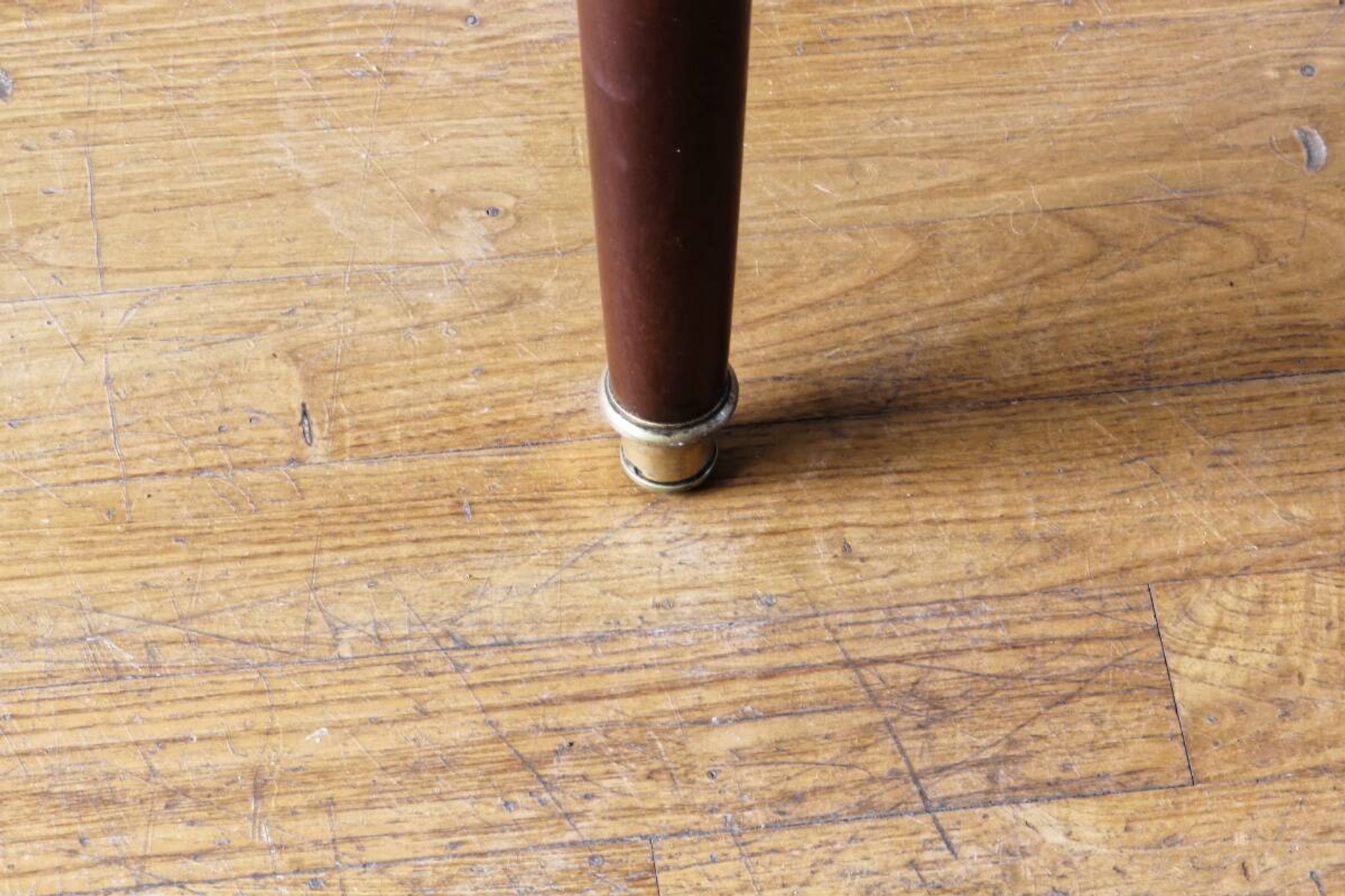 Table de chevet néoclassique, dans le goût anglais Regency Wedgewood