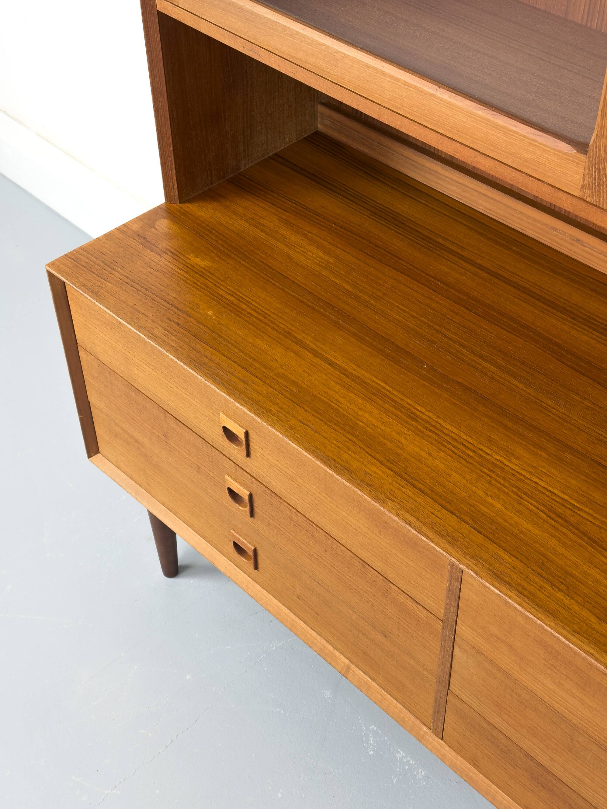 Buffet en teck avec portes en verre par Brouer Møbler, années 1960.