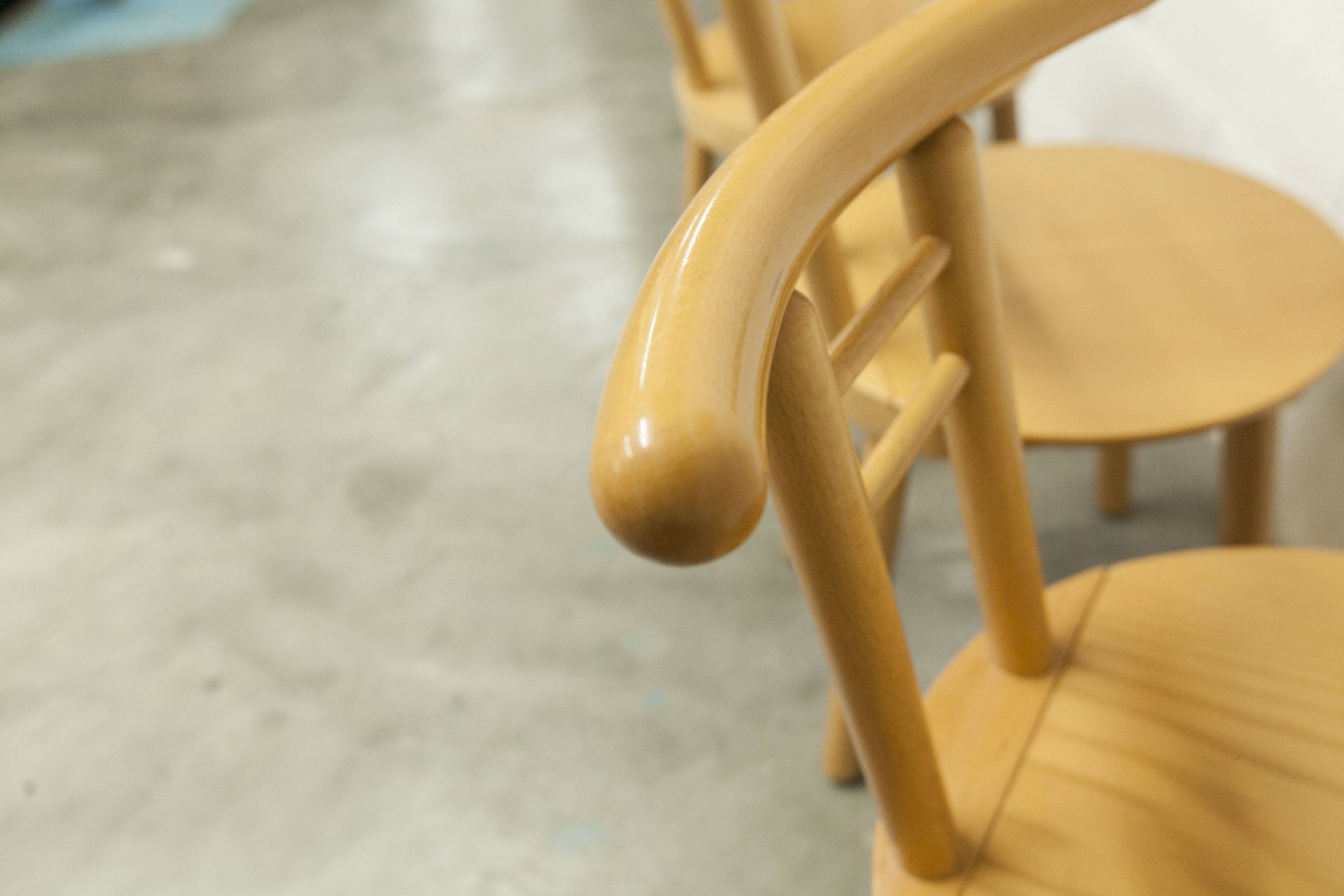 Set of 3 minimalist chairs in light wood, 1980s Italy