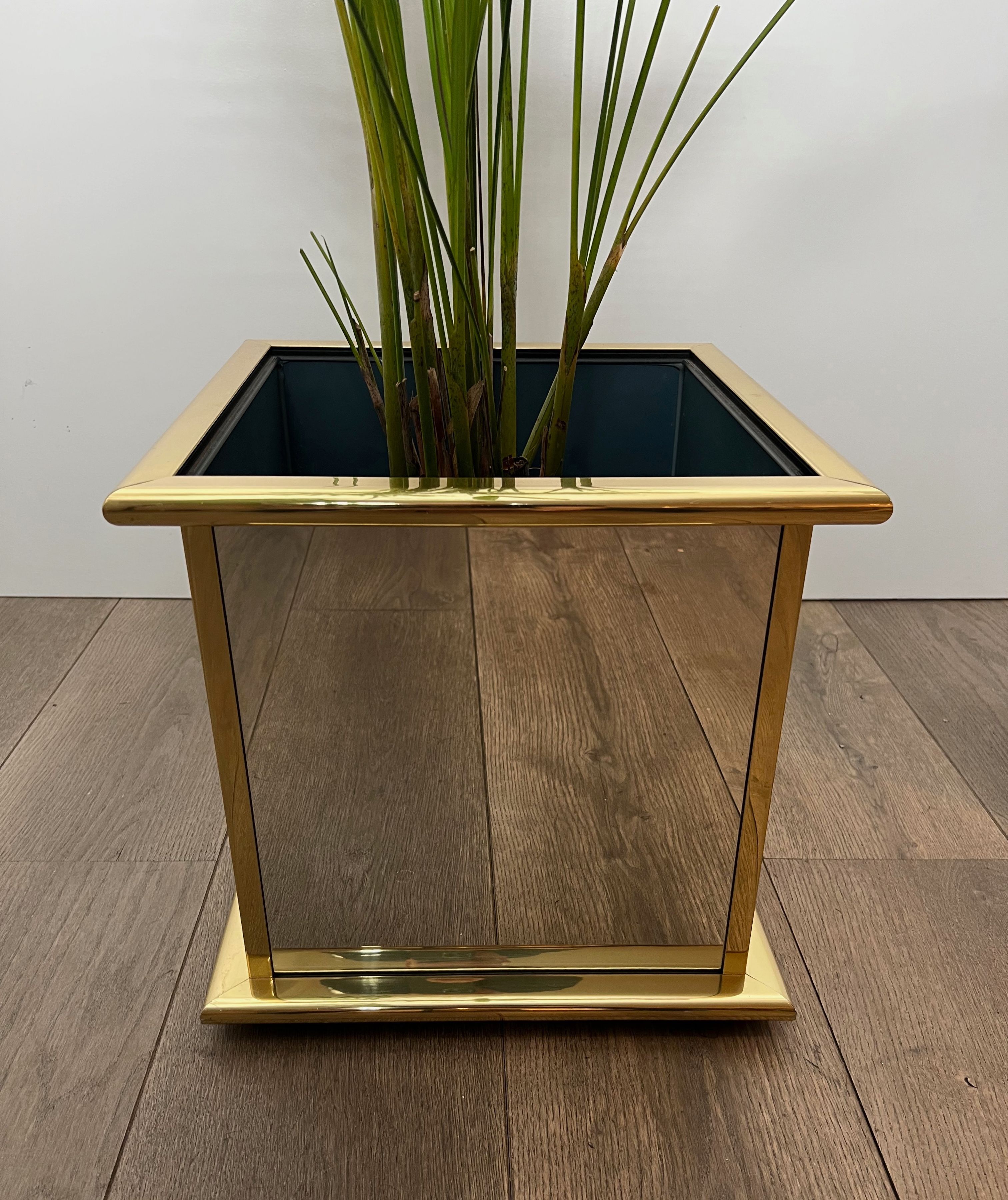 Jardinière en miroir et métal doré