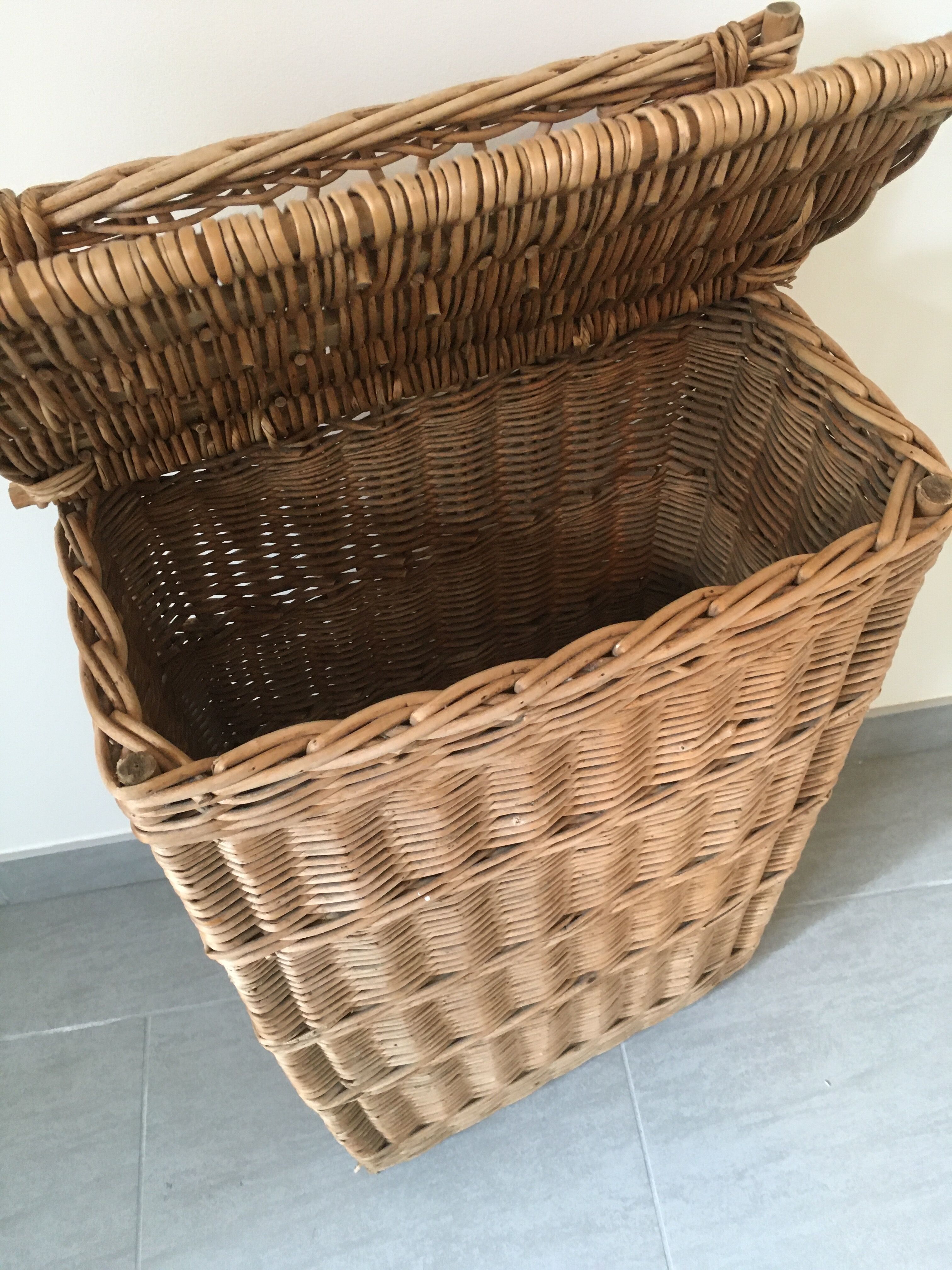 Clothes basket or wicker bread hut