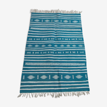 Tapis kilim bleu et blanc fait main berbère