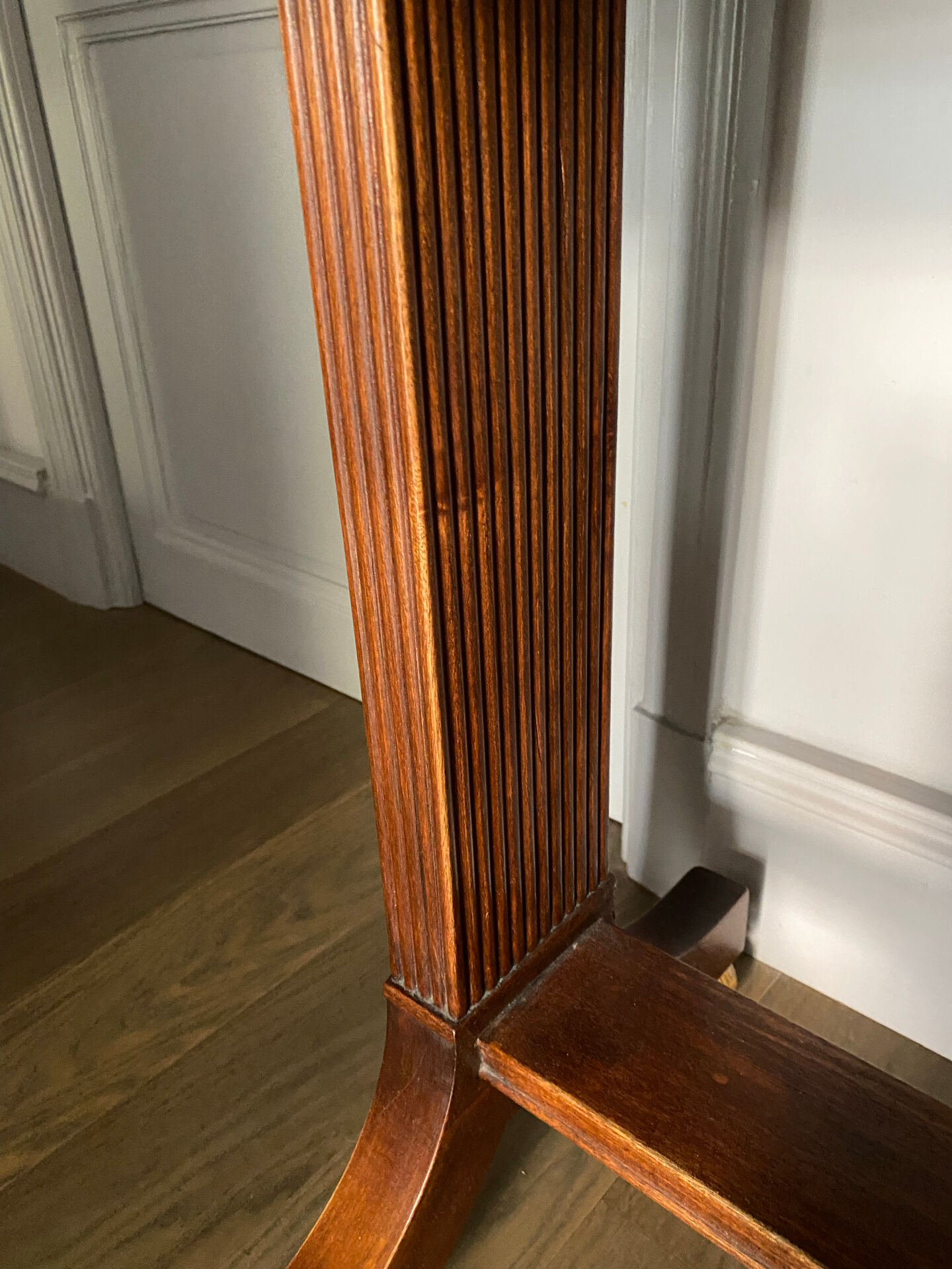 Bureau vendu / Table d'appoint de style Empire en acajou avec tiroir.