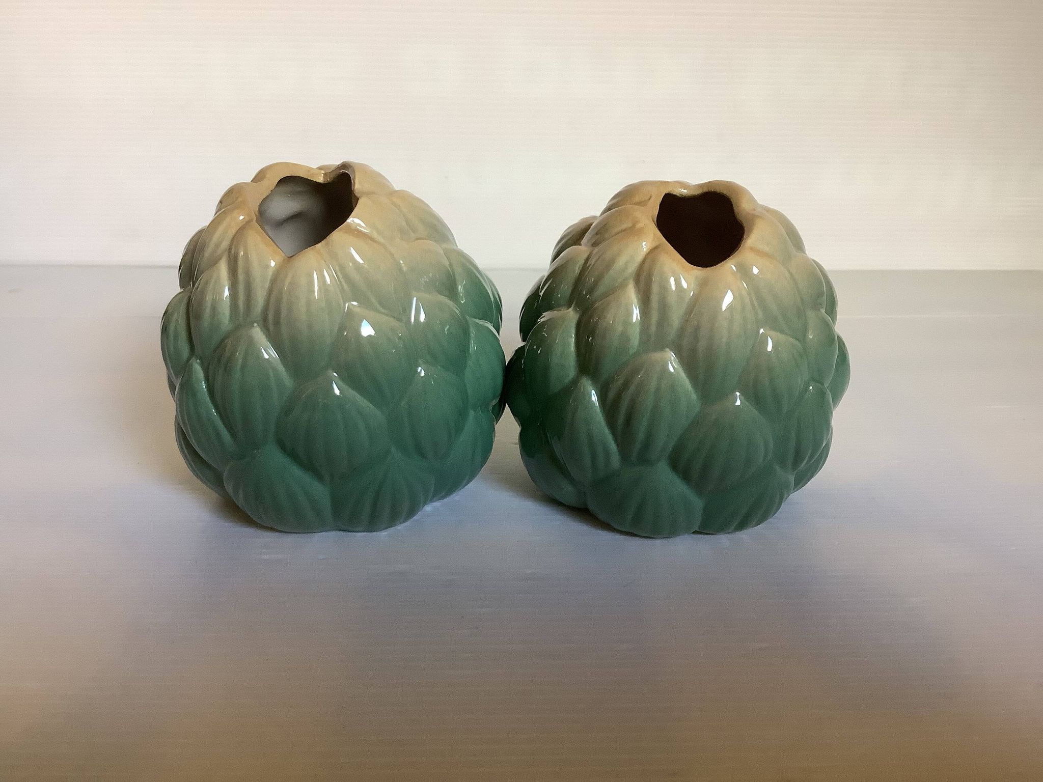 Paire de vases artichauts barbotine