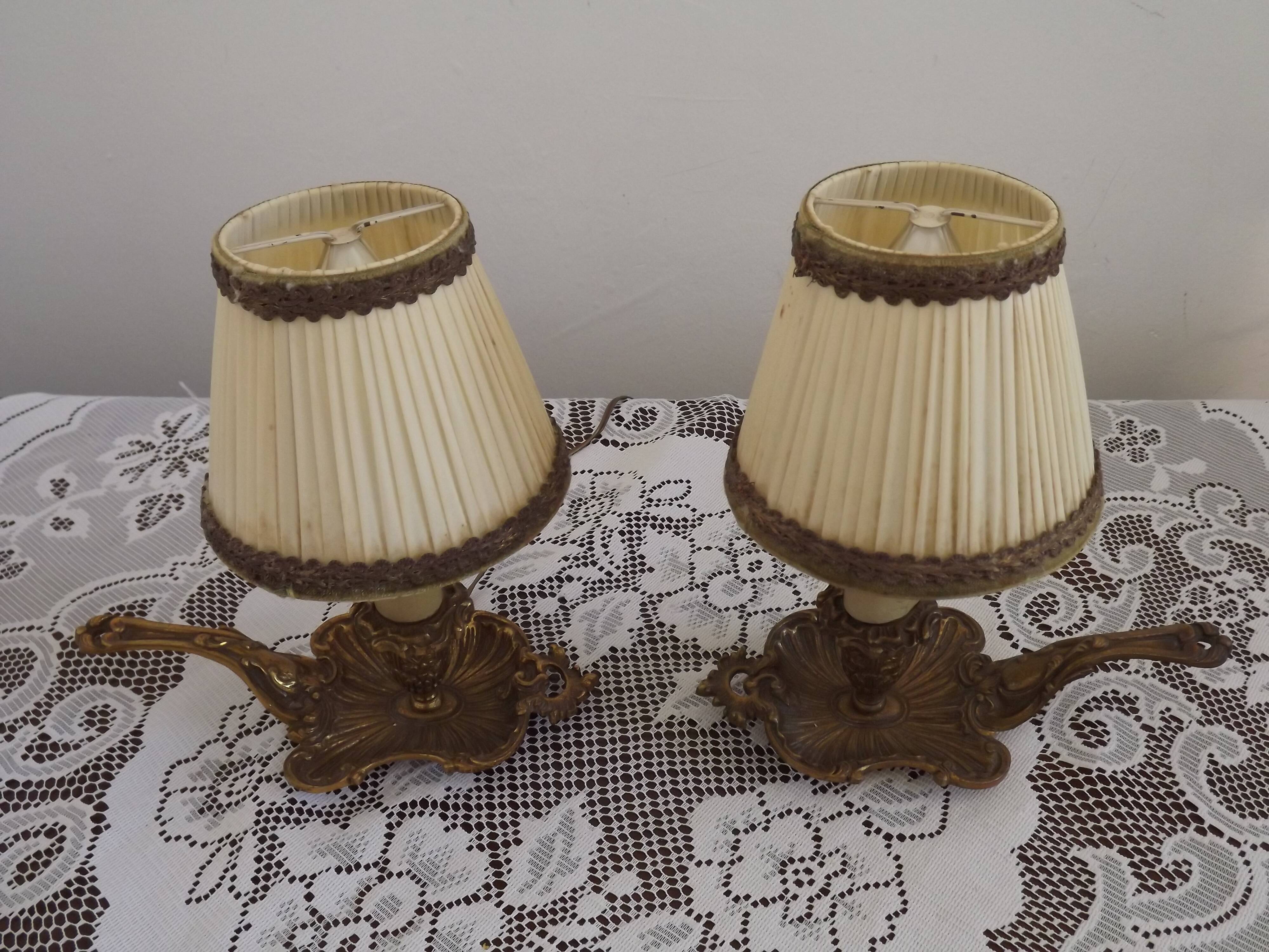 Paire de lampes candélabres vintage en bronze avec abat-jours en tissu plissé, France