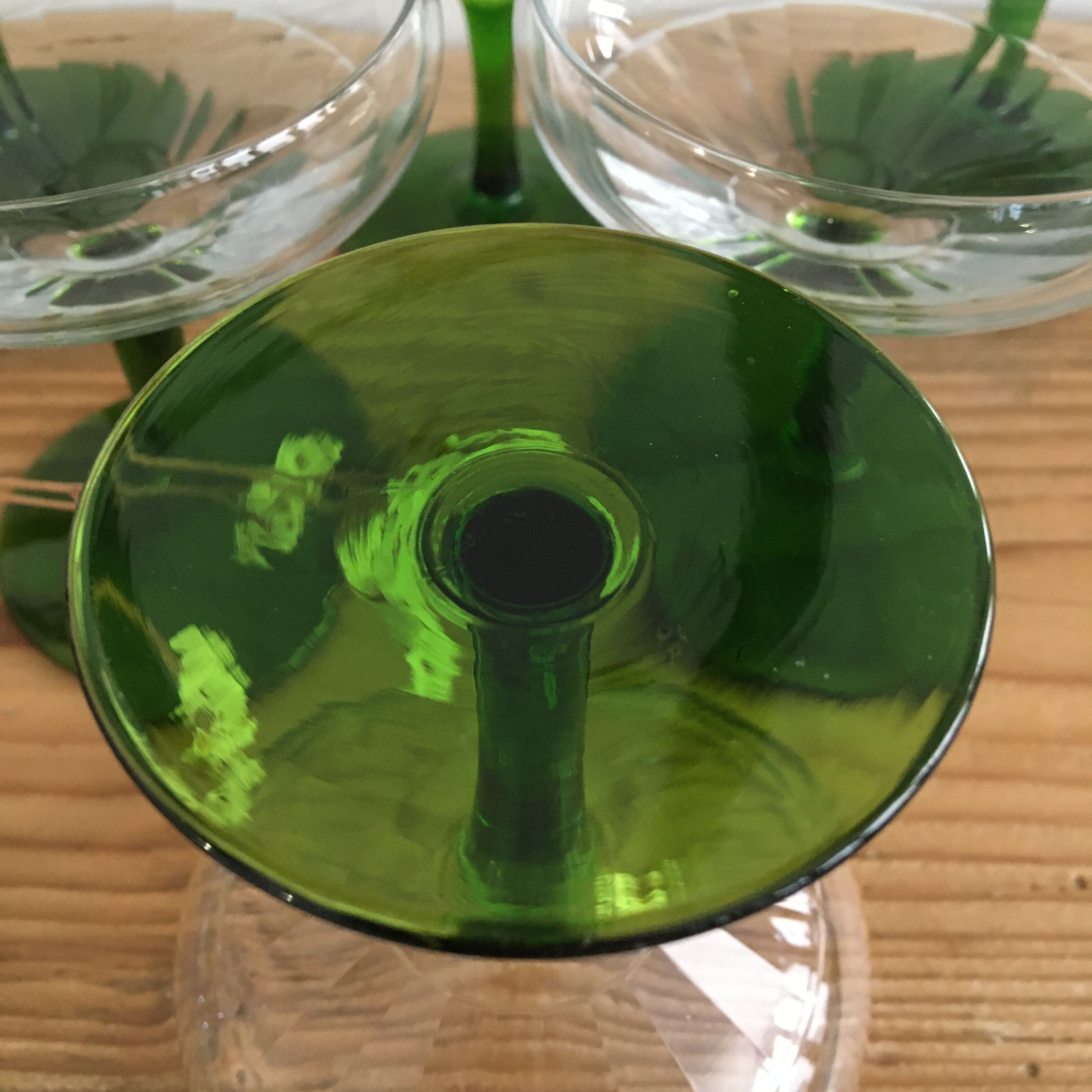 Set of 6 glasses of champagne crystal cut green foot