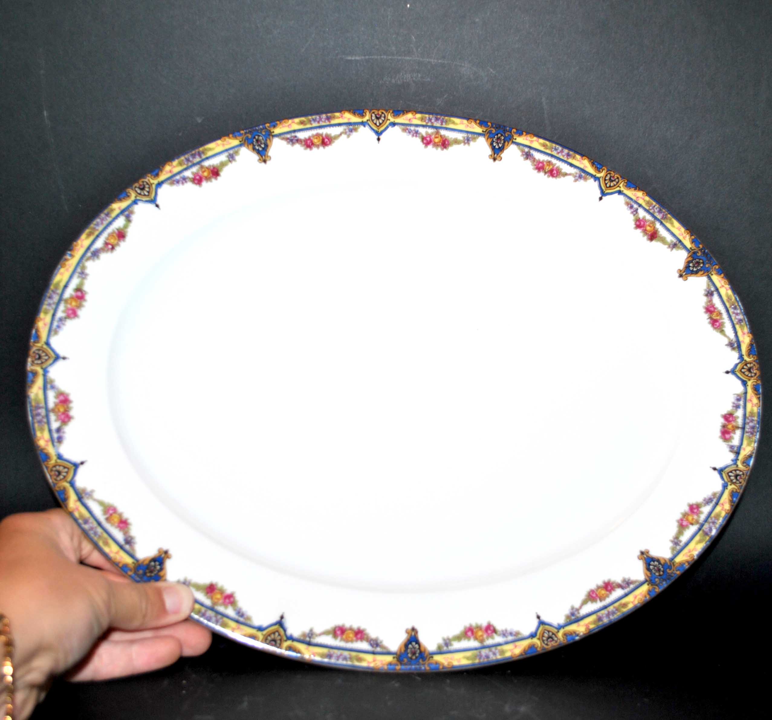 Oval dish in Limoges porcelain W.GUERIN &Cie decorated with floral garlands
