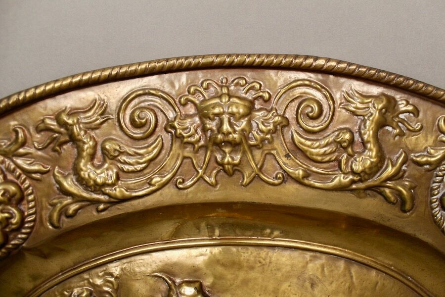 Pair Of Oval Plates In Brass Repulsed 19th century decorated with taverns
