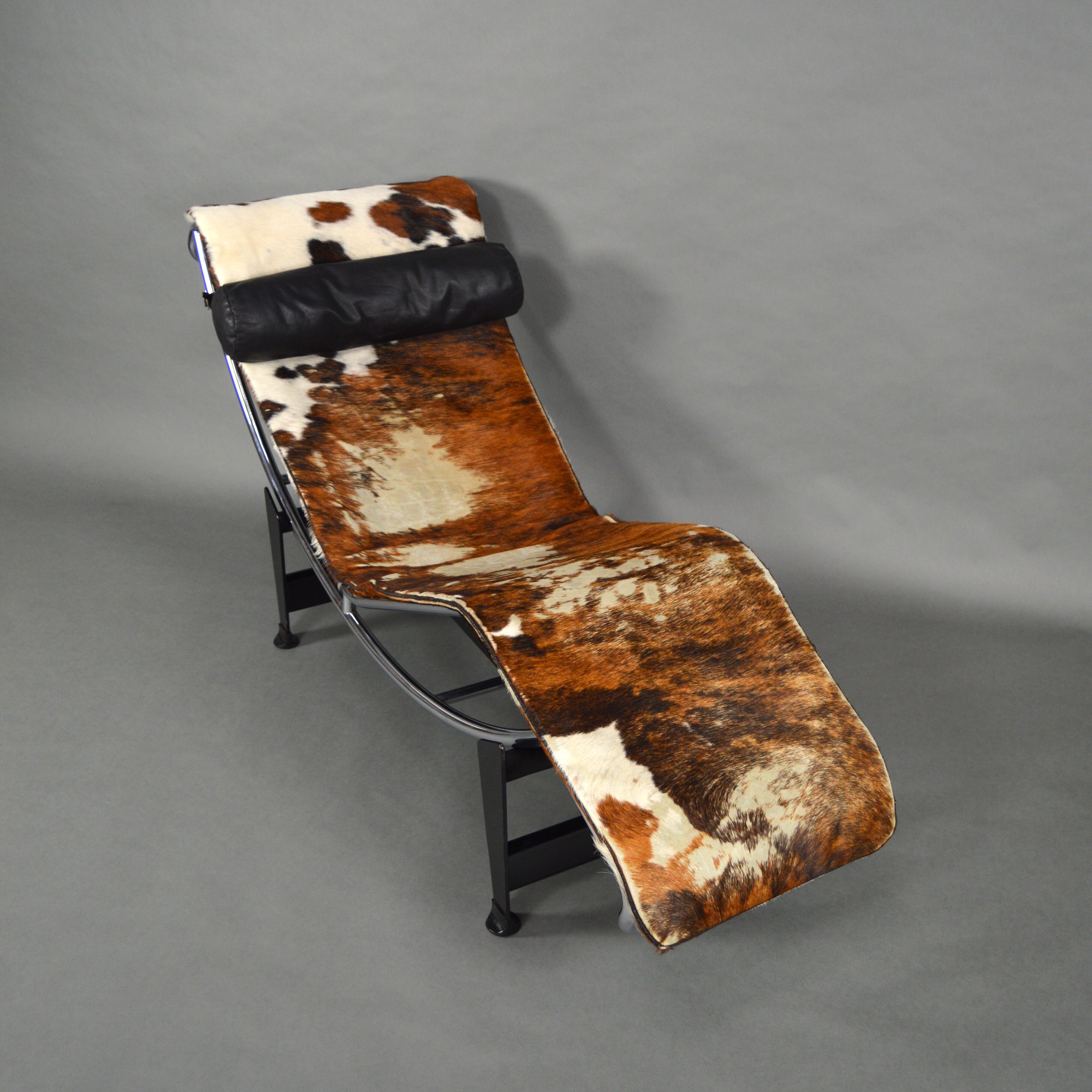 Chaise longue de salon Le Corbusier LC4 avec trois couleurs de peau de