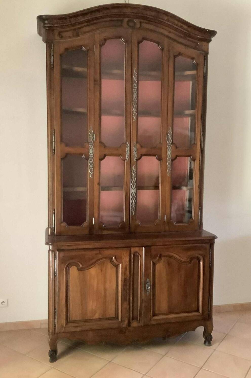 Imposant buffet, vitrine deux corps en noyer