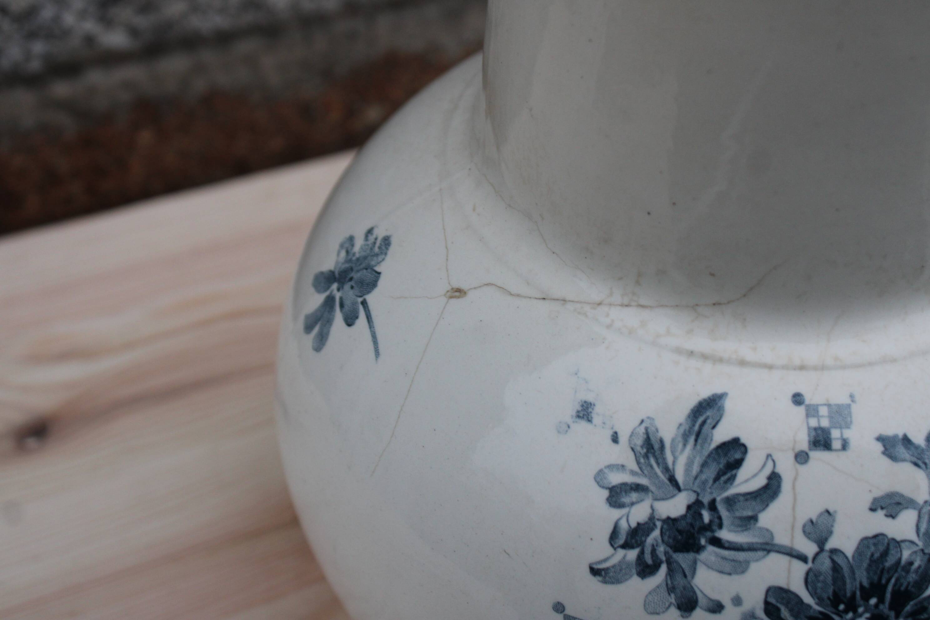 Broc de toilette ancien en faïence Terre de Fer – Salins – décor Marguerite