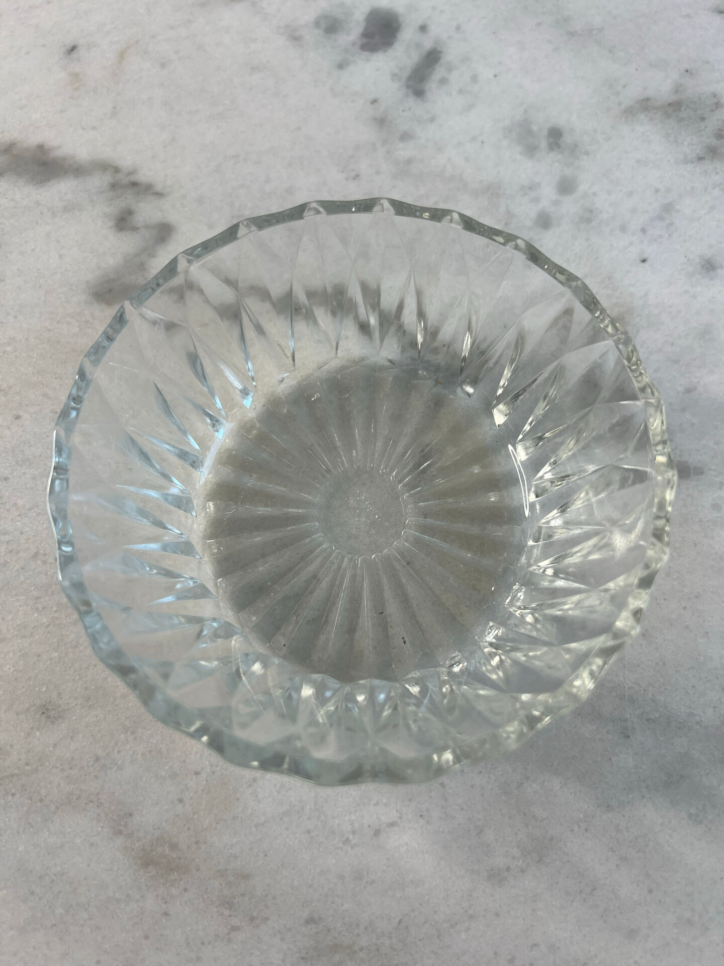 Coupelle en verre taillé estampillée France 11cm