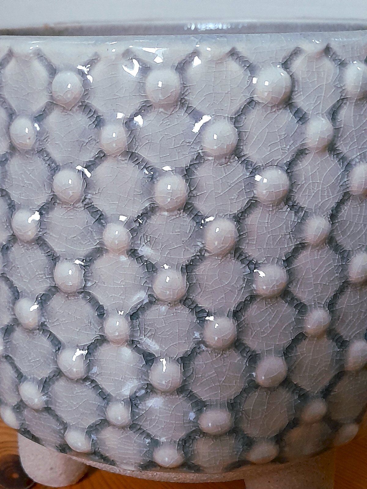 Tripod ceramic cache pot