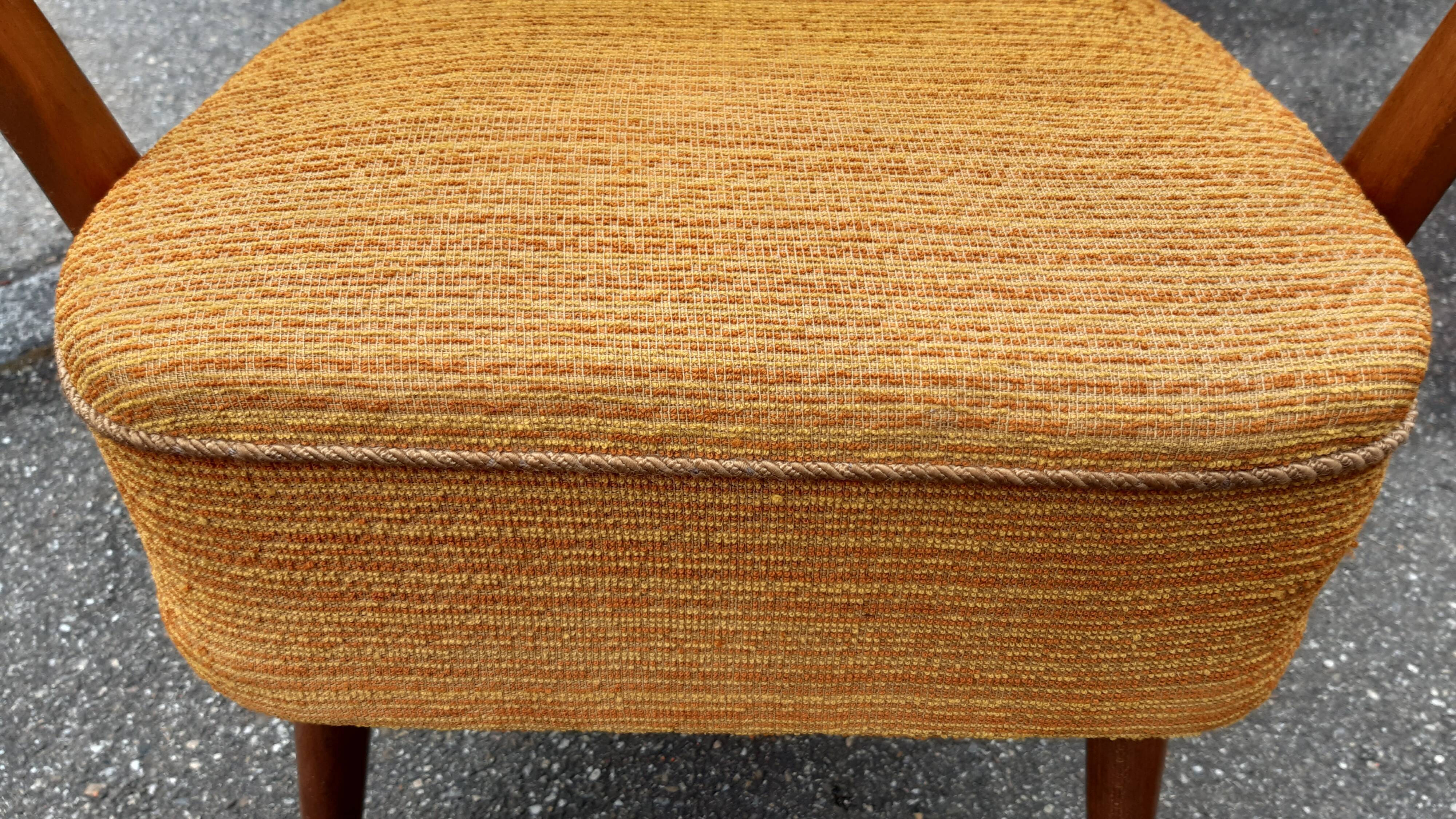 Cocktail chair armrests