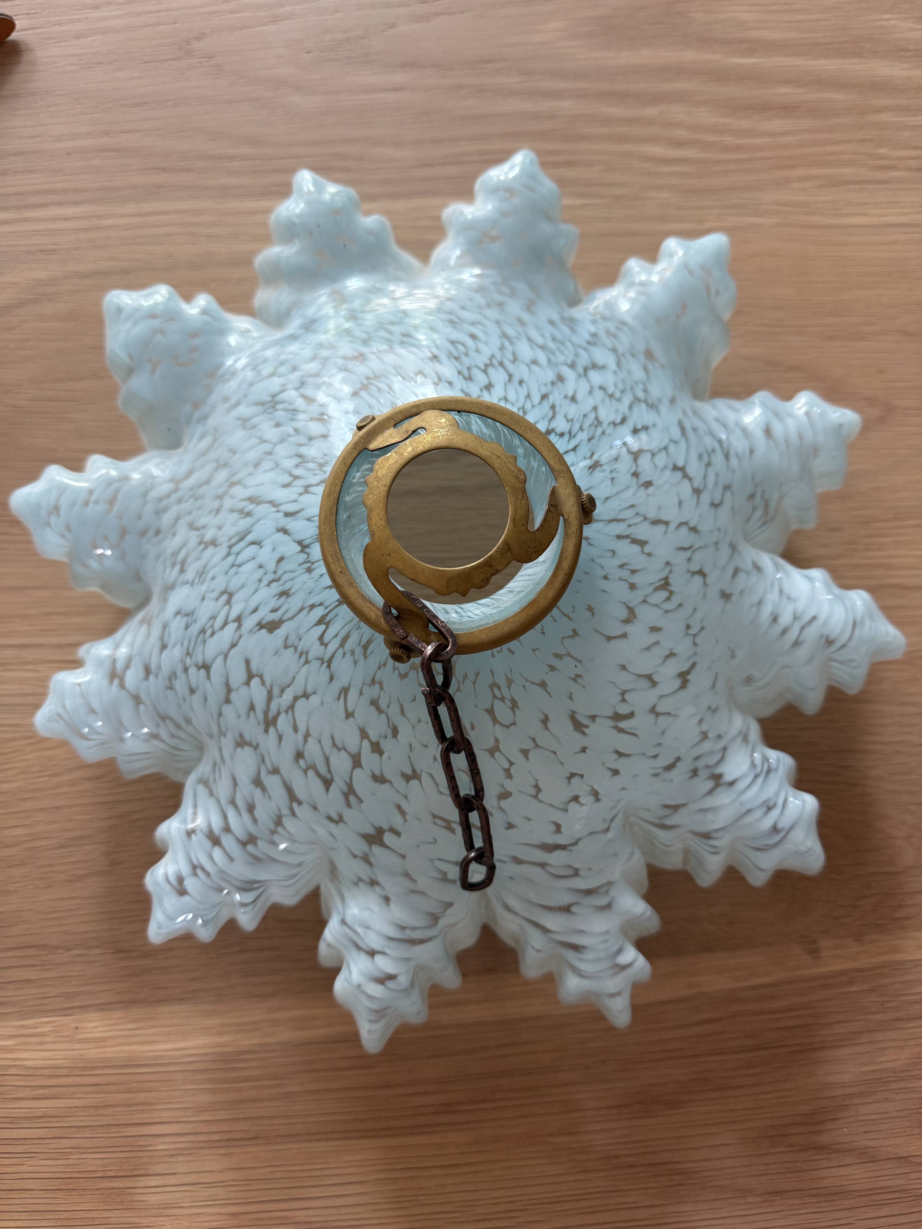 Abat-jour en opaline dentelée