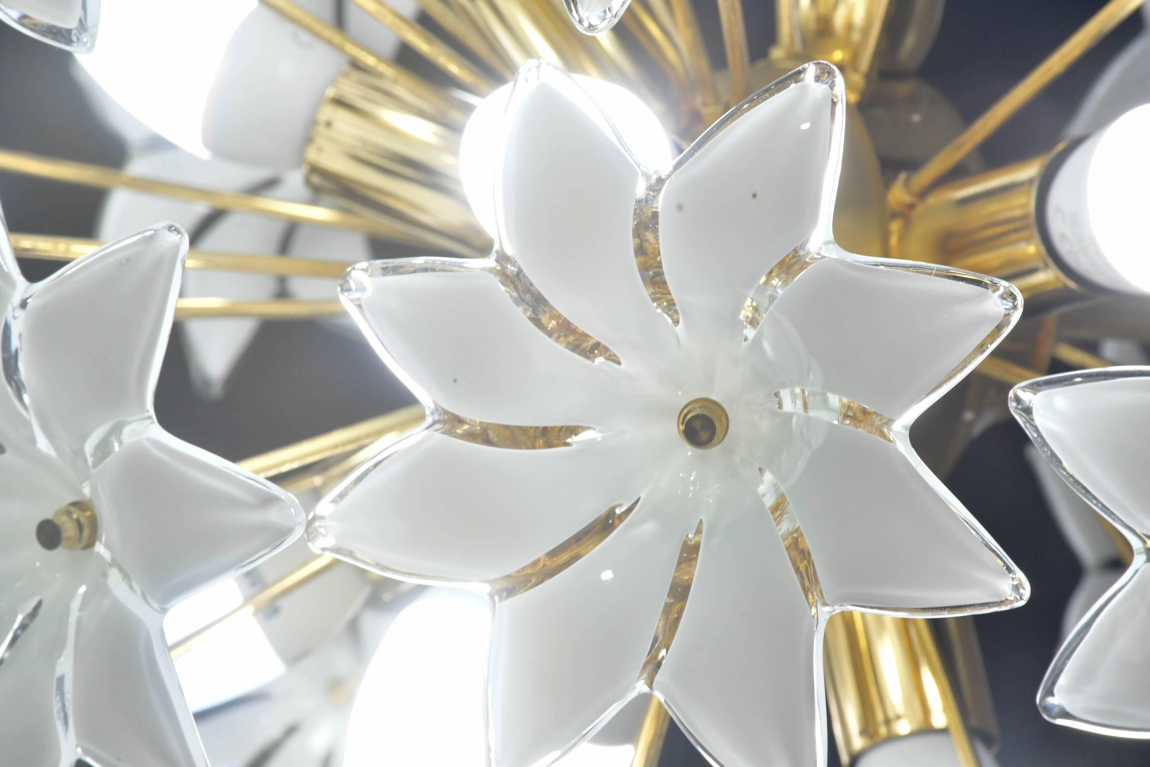 Magnifique lustre Sputnik en verre de Murano blanc orné de fleurs, années 1980