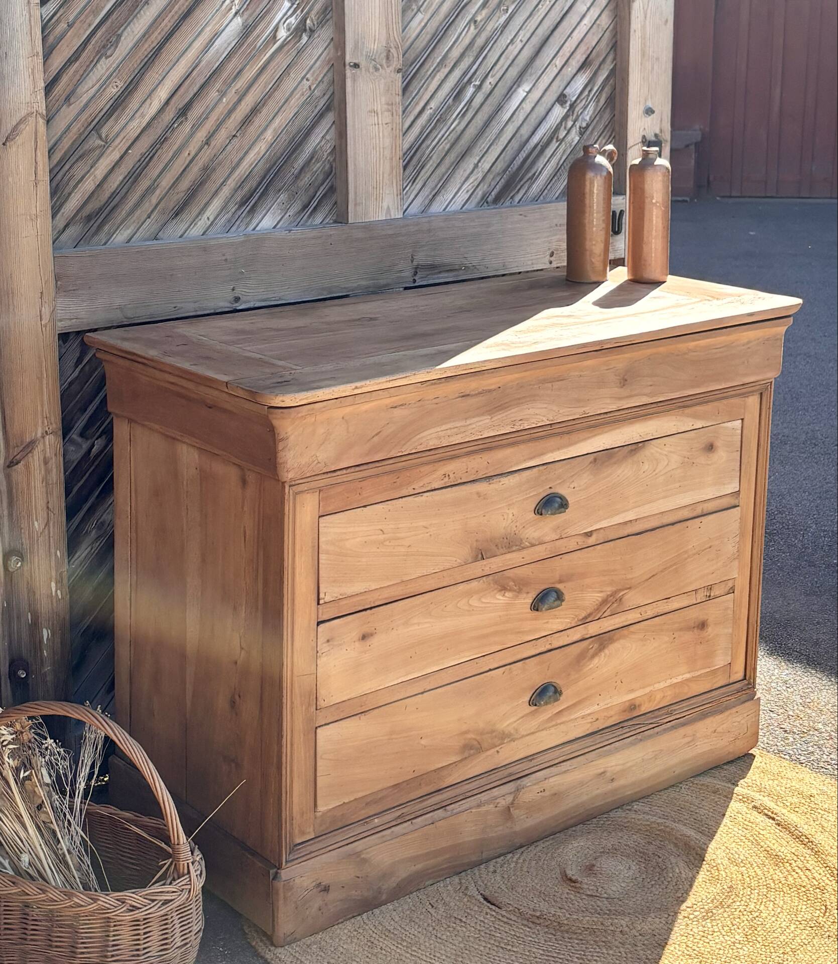 Antique chest of drawers with 4 drawers in raw solid wood.