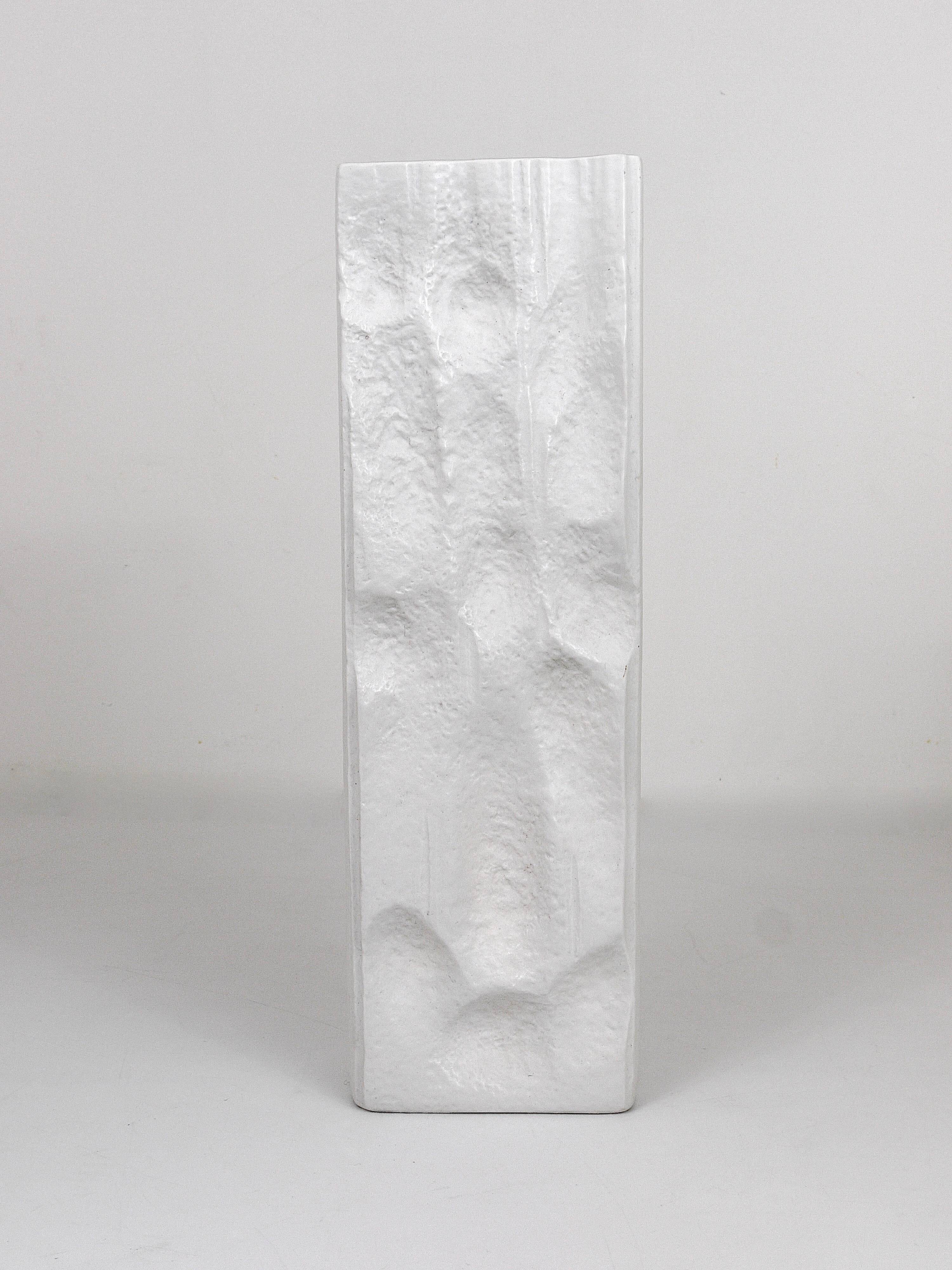 Vase en porcelaine blanc mat à relief style Op Art, Martin Freyer, Rosenthal Allemagne, années 1960