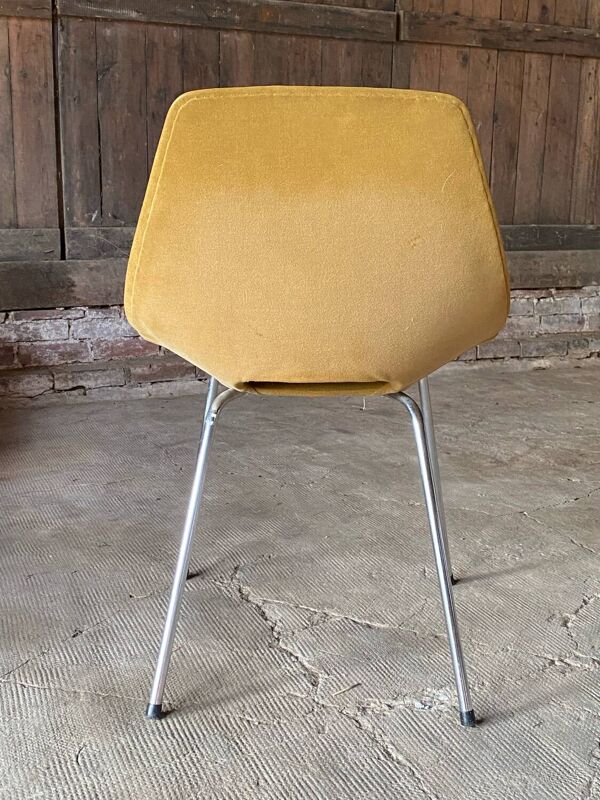 Chaise tonneau par Pierre Guariche