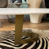 Table basse ovale en corian de Martine Cazes et Thierry Conquet