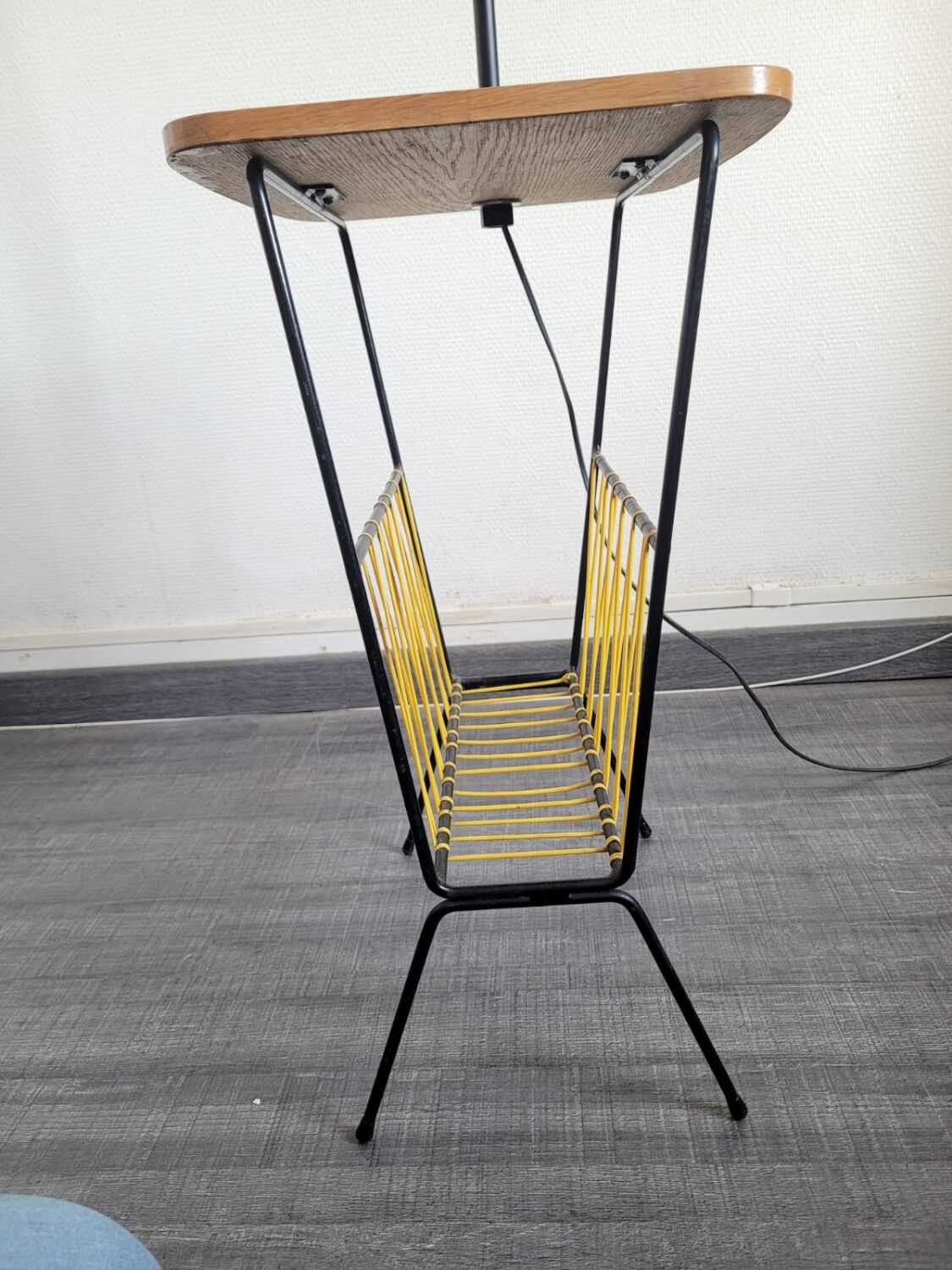 E-reader magazine holder scoubidou