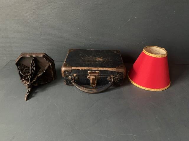 Small old wall console in carved wood, master harness, 19th century