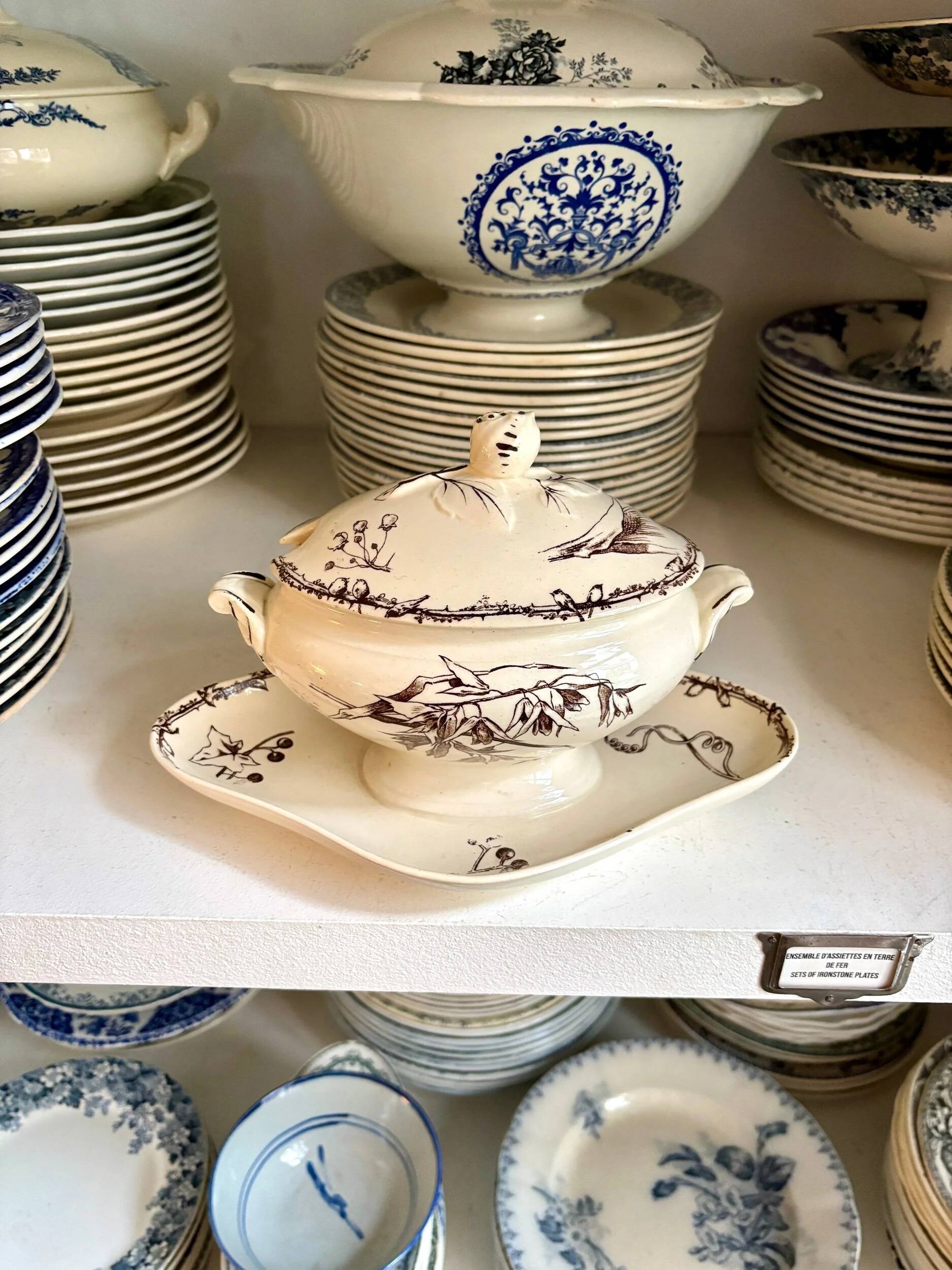 HB & Cie brown ironstone gravy boat with lid