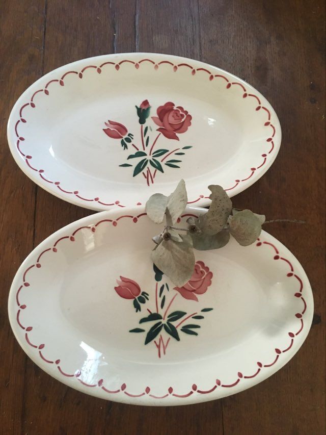 Two ceramic ravines decorated with roses