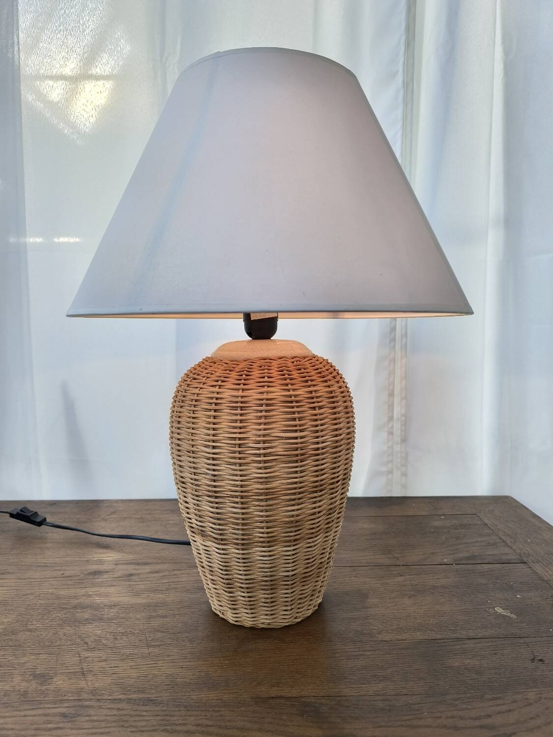 Wicker table lamp