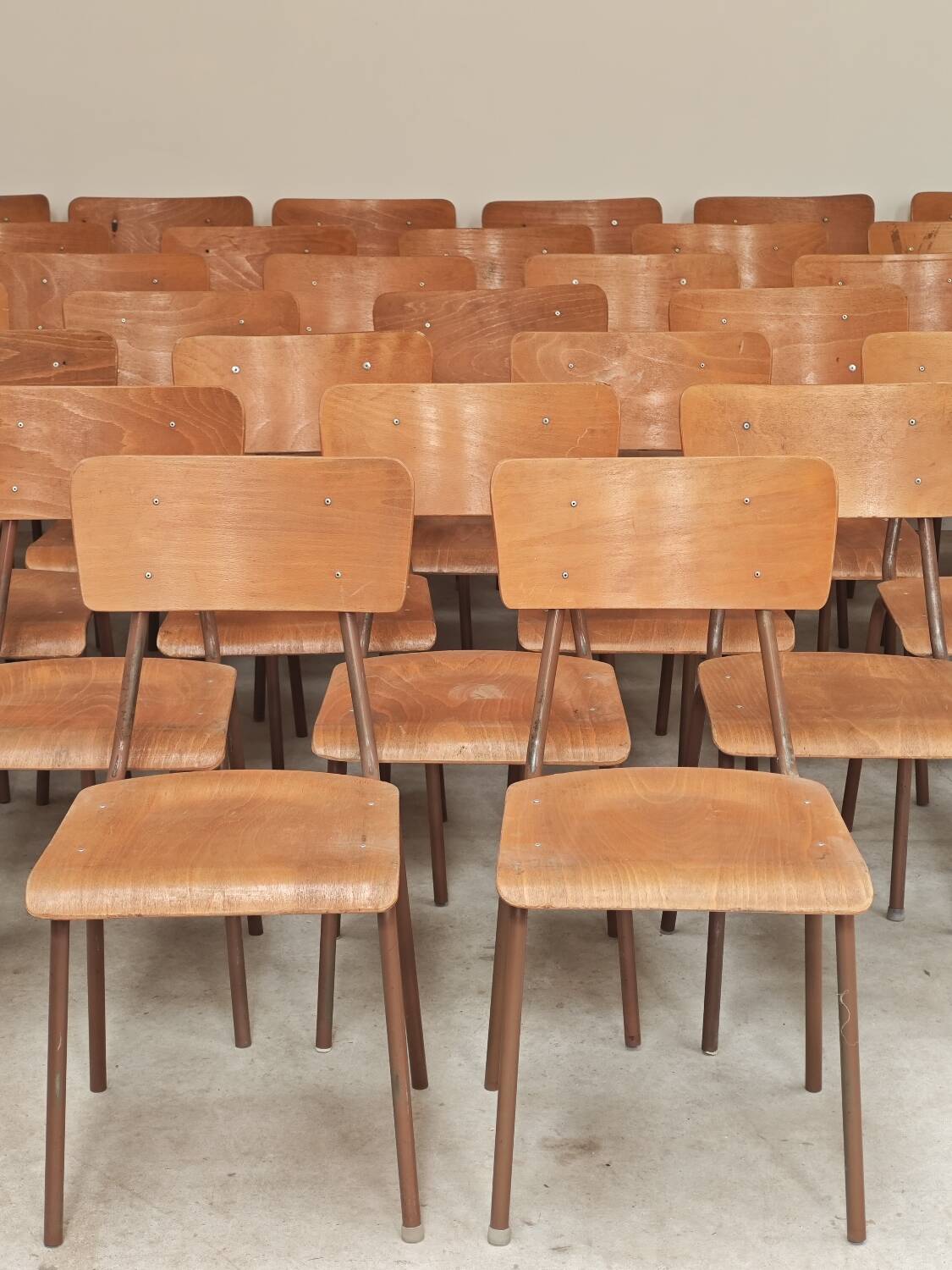 Lot de 35 chaises d'école tchèque Kovona style bistrot des