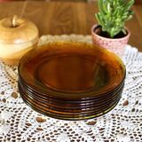 Ensemble de 9 assiettes en verre ambré