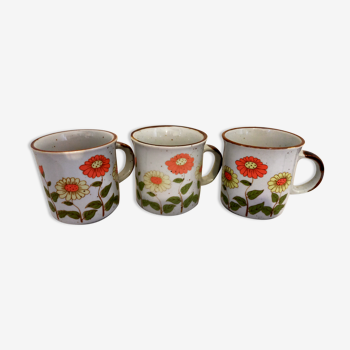 Ensemble trois mugs fleuris en grès