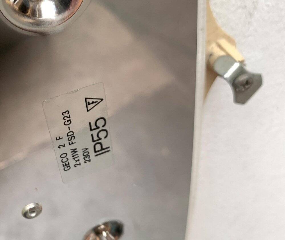 Geco wall light for indoor and outdoor use, postmodern Italian design by Luciano Pagani and Angelo Perversi for Arteluce, 1990s.