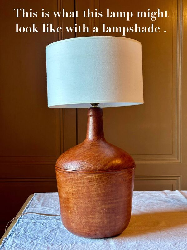 Dame-Jeanne en cuir. Une lampe vintage unique, alliant histoire et élégance